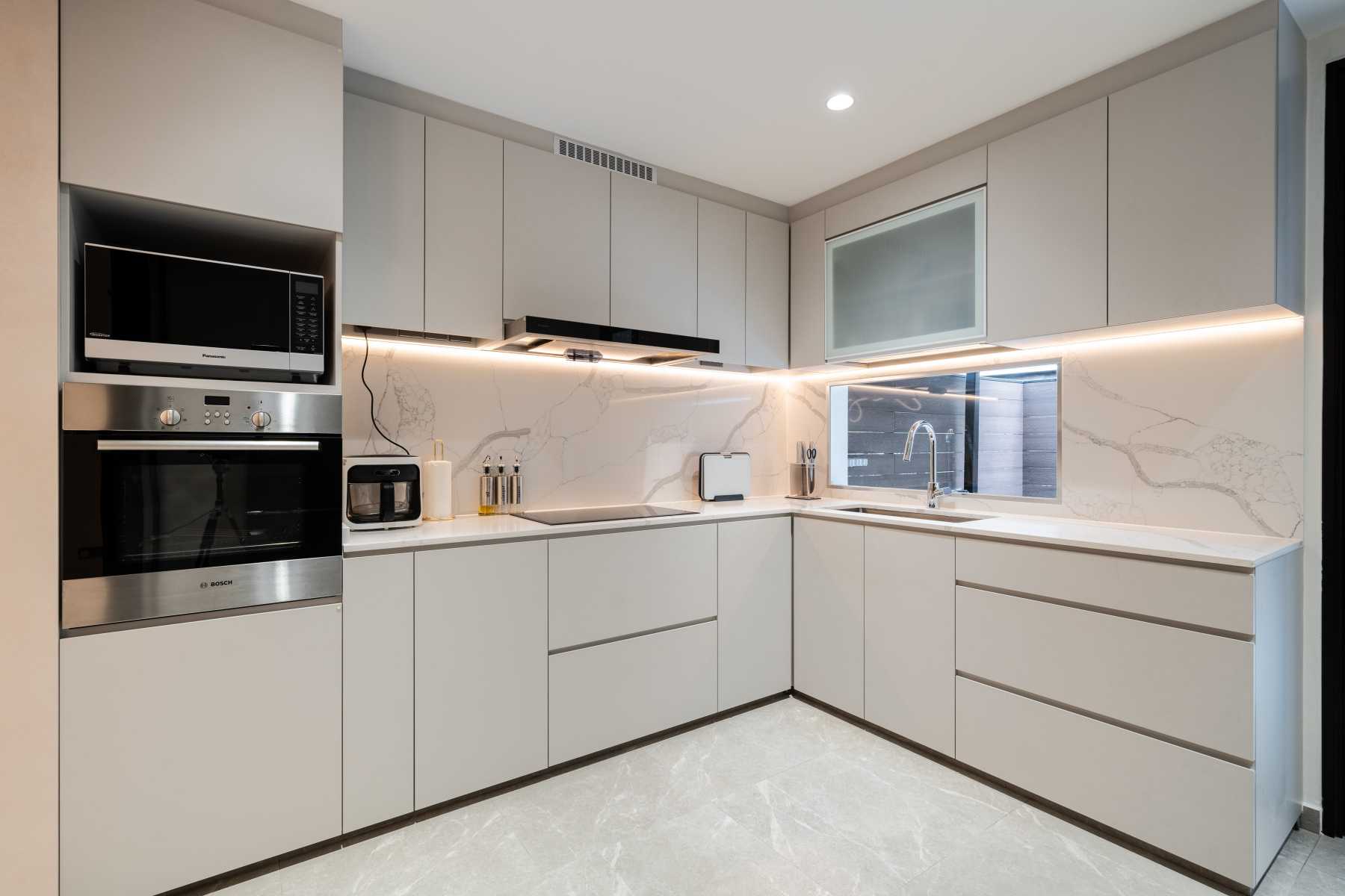 Contemporary Kitchen with Vinyl Flooring and Wood Flooring