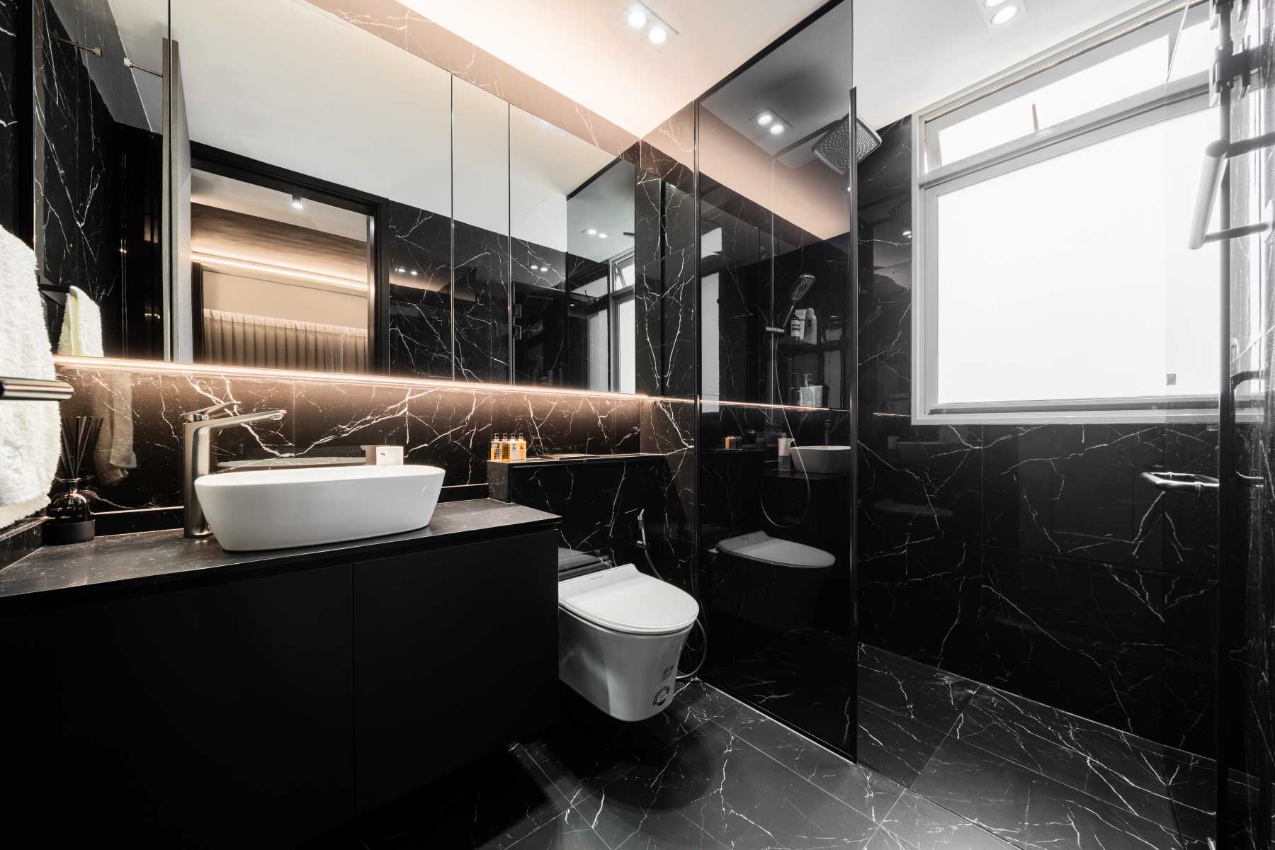Modern Bathroom with Vinyl Flooring and Mirror