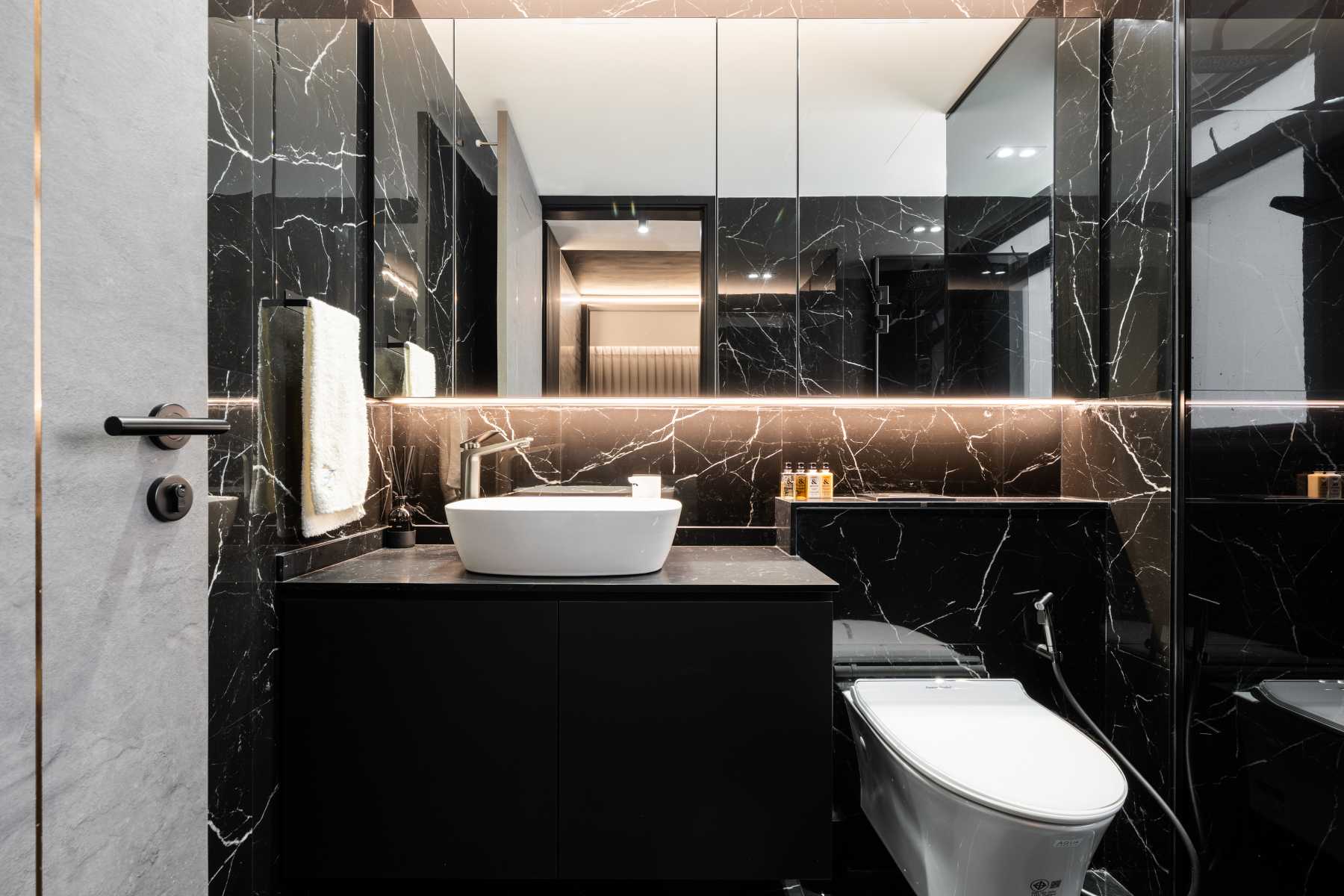 Modern Bathroom with Countertop and Vinyl Flooring