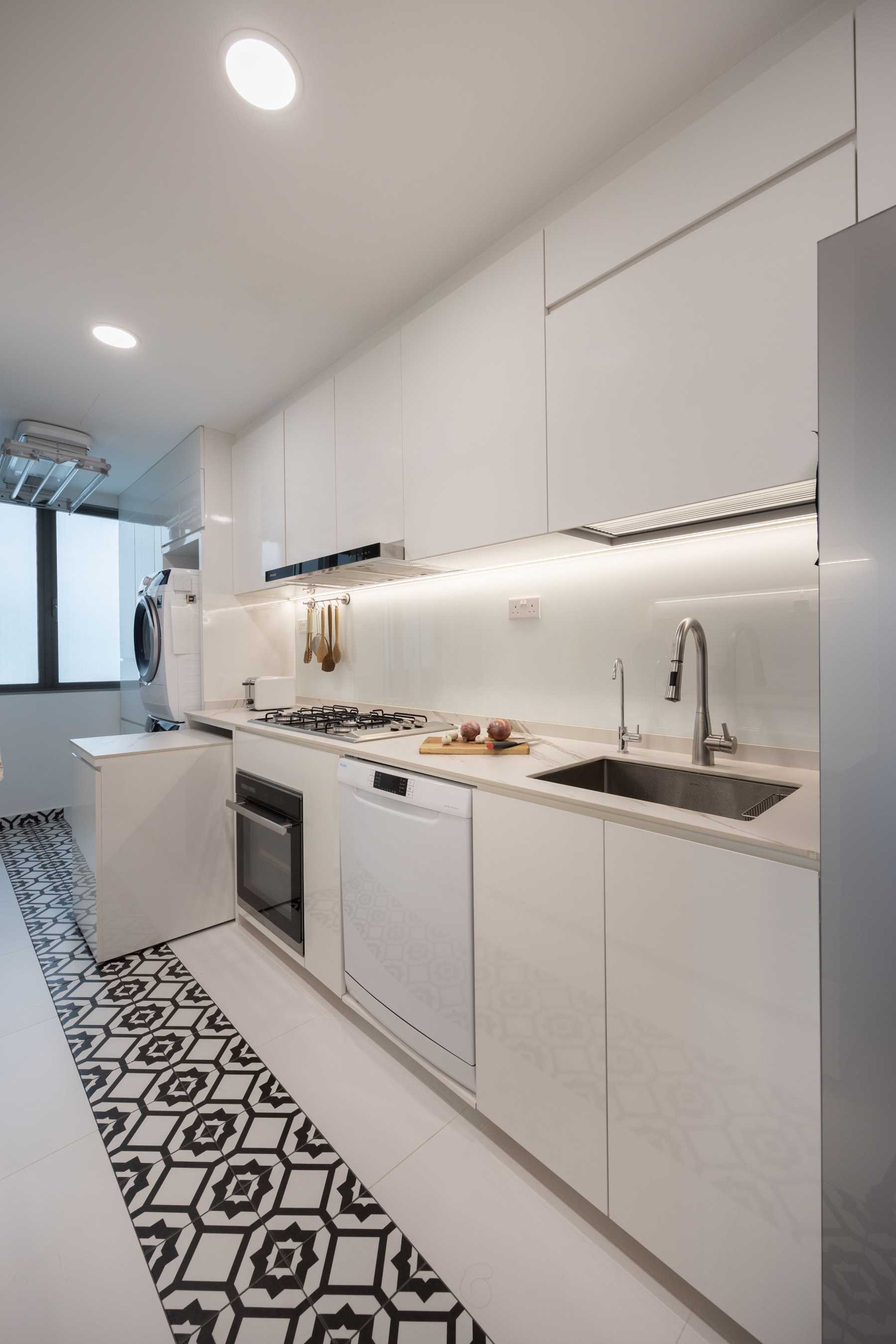 Modern Kitchen with Mosaic and Open Kitchen