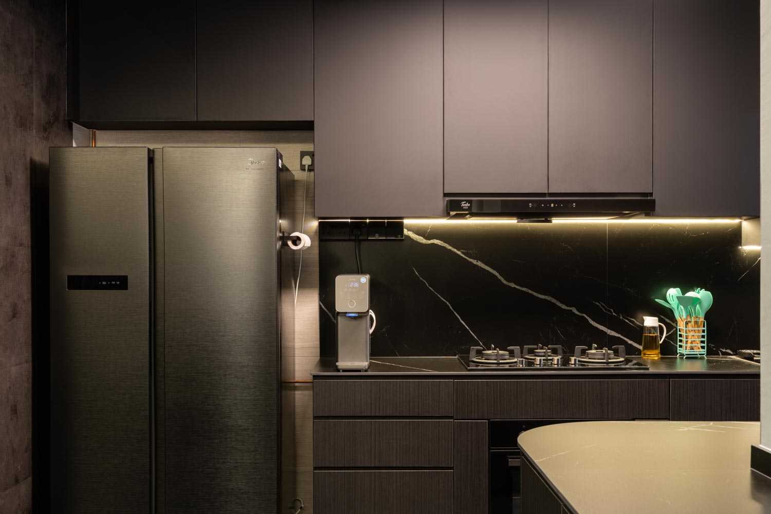 Modern Kitchen with Countertop and Kitchen Island