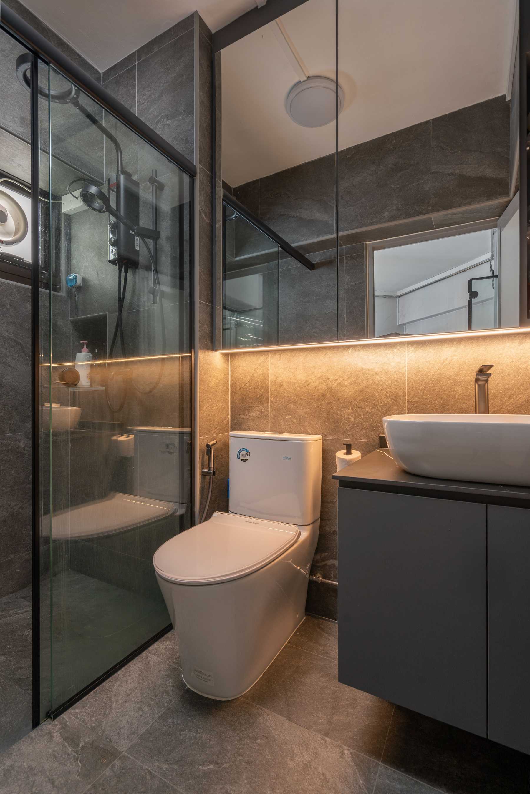 Modern Bathroom with Homogeneous Tiles and Shower Screen