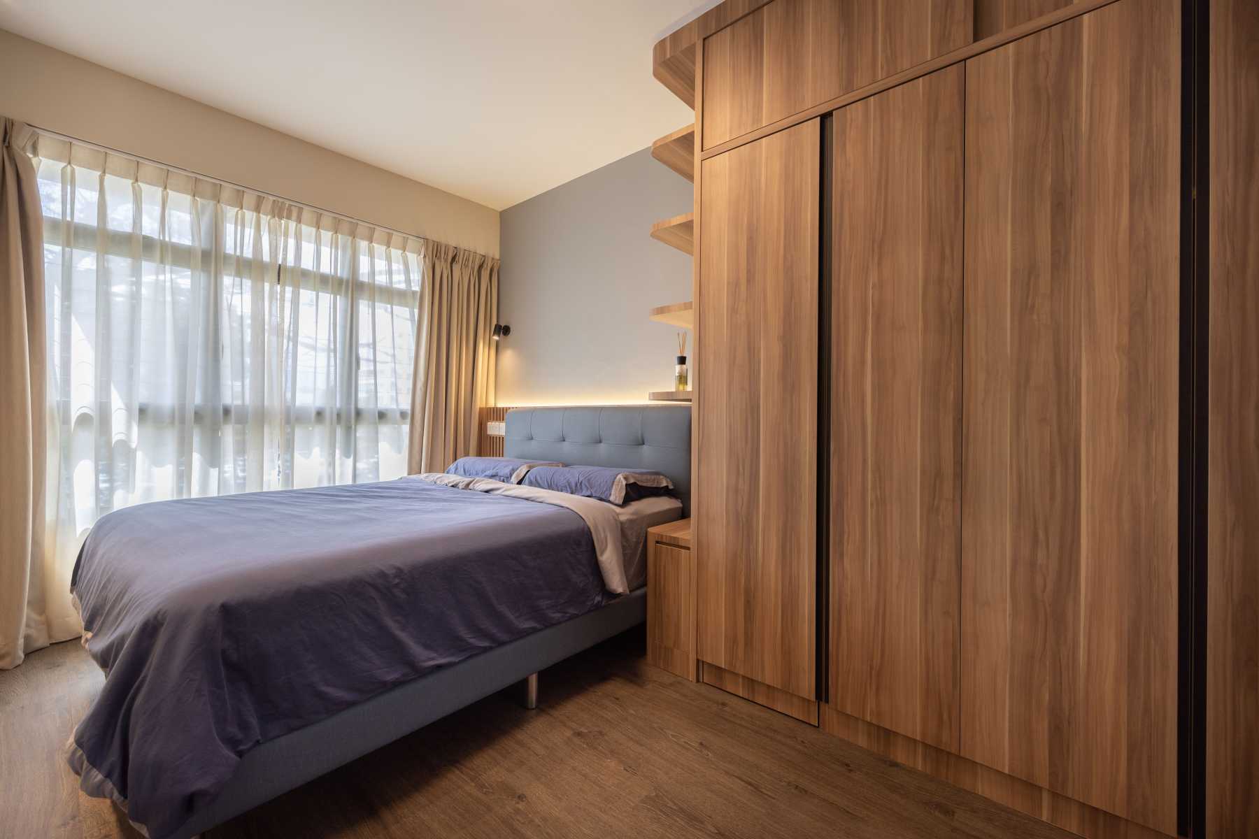 Scandinavian Bedroom with Bookshelf and Wood Flooring