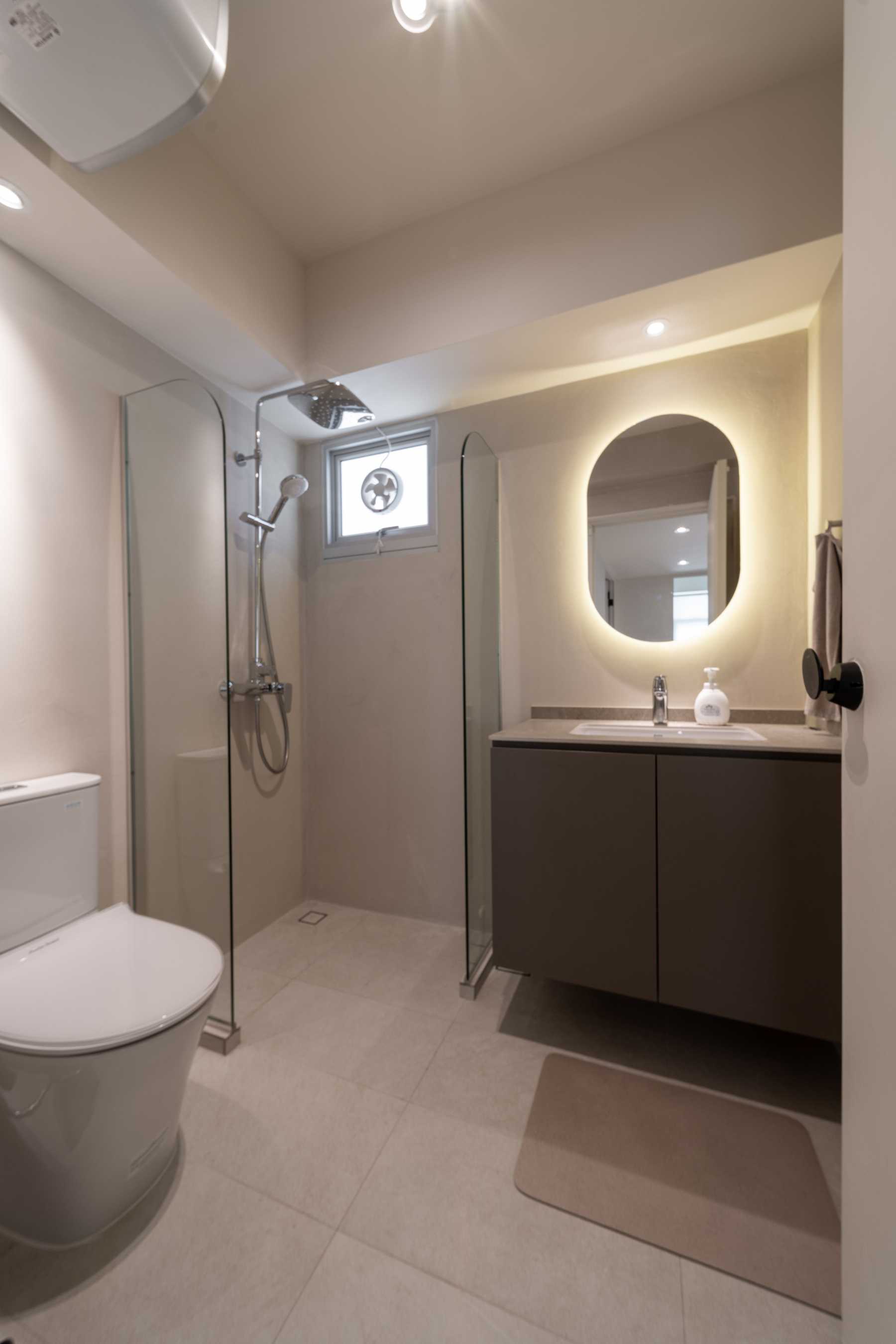 Minimalist Bathroom with Countertop and Homogeneous Tiles