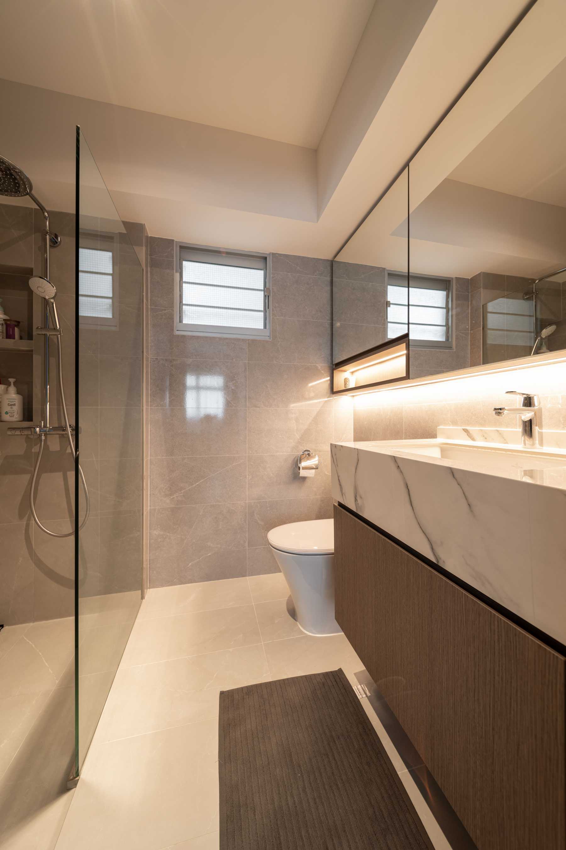 Modern Bathroom with Countertop and Homogeneous Tiles