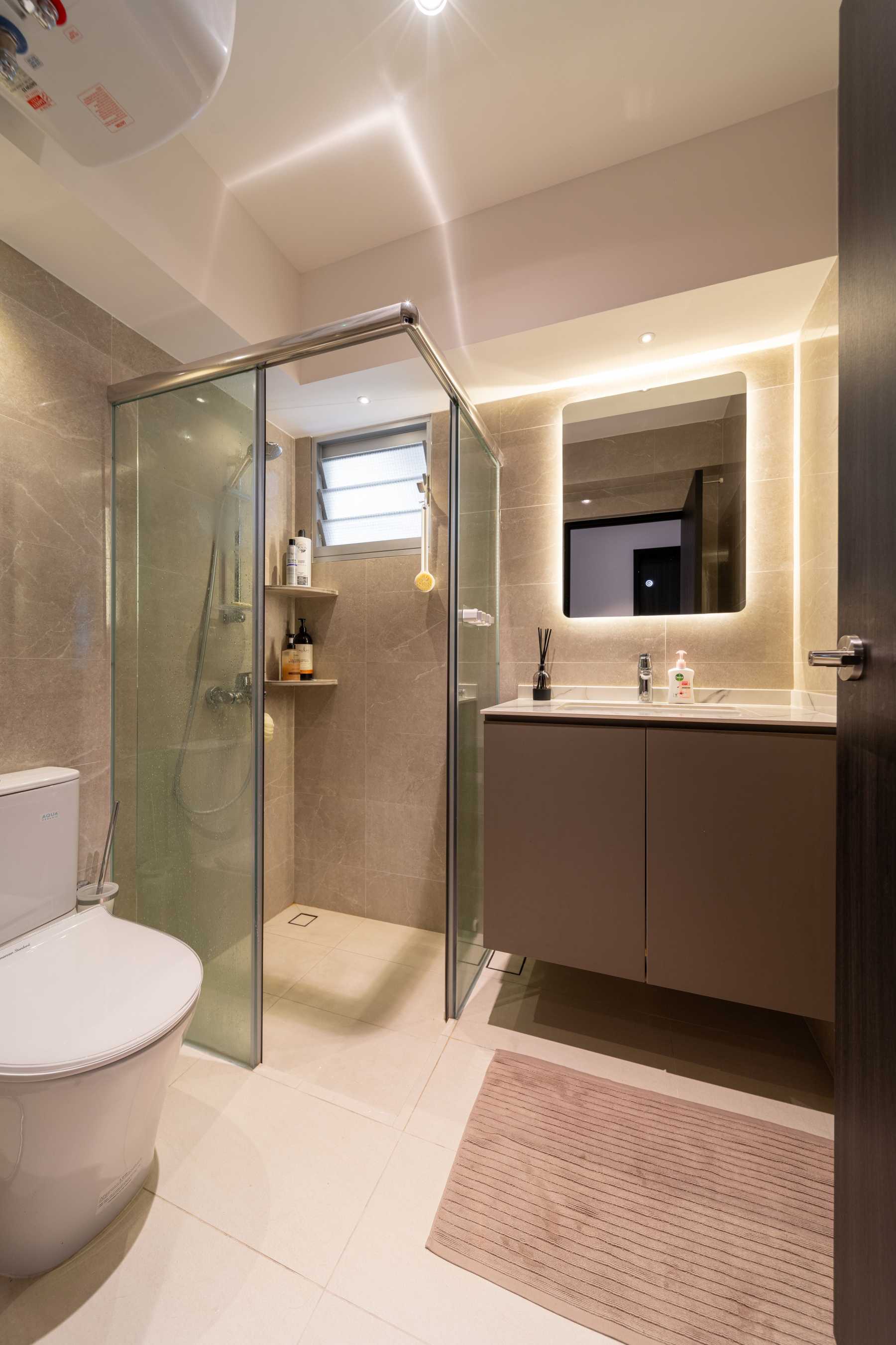 Modern Bathroom with Homogeneous Tiles and Mirror