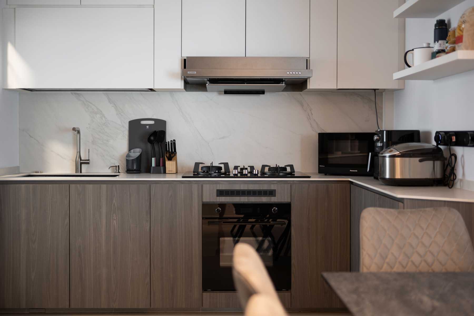 Modern Kitchen with Countertop and Open Kitchen
