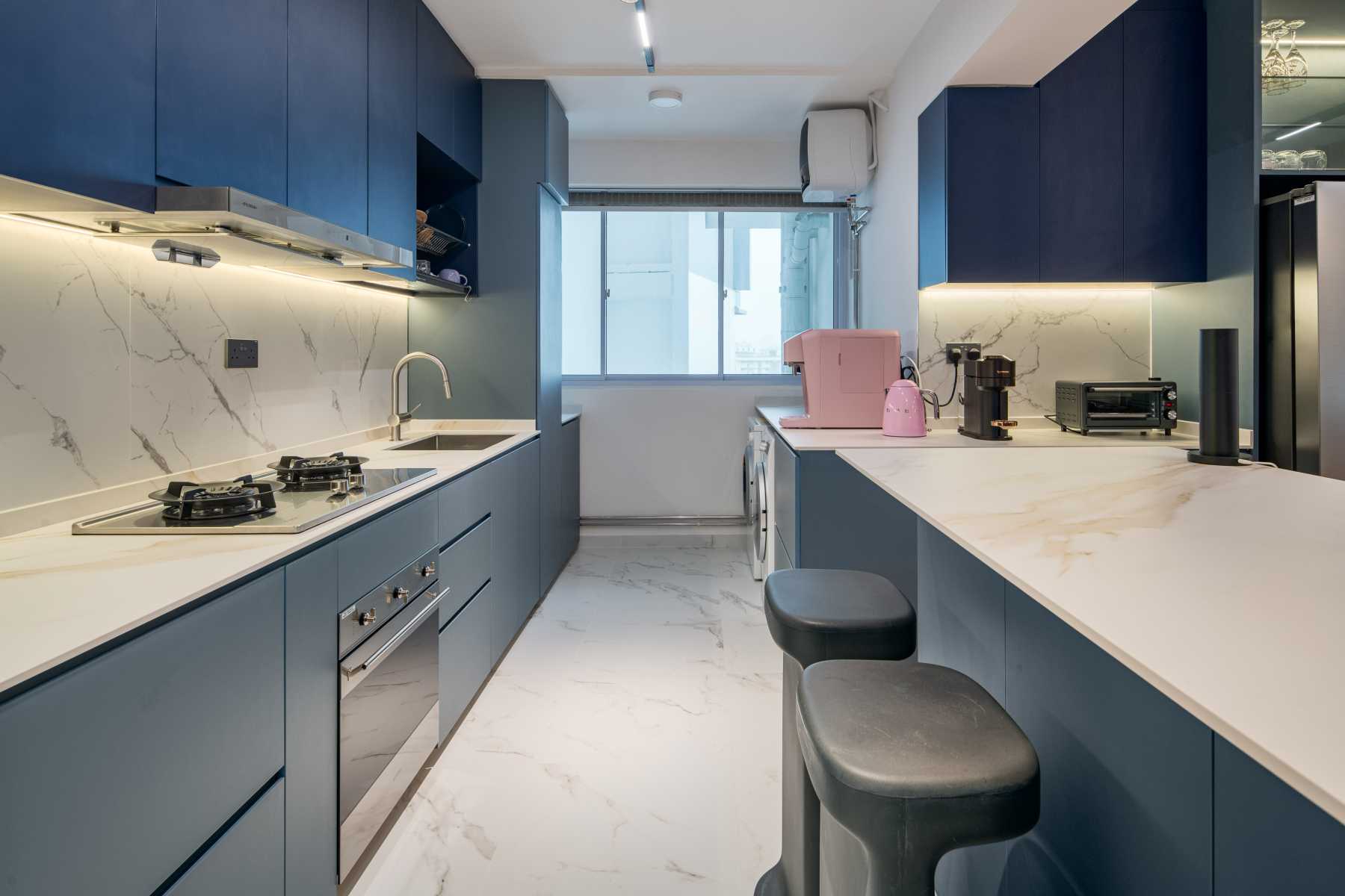 Contemporary Kitchen with Countertop and Kitchen Island