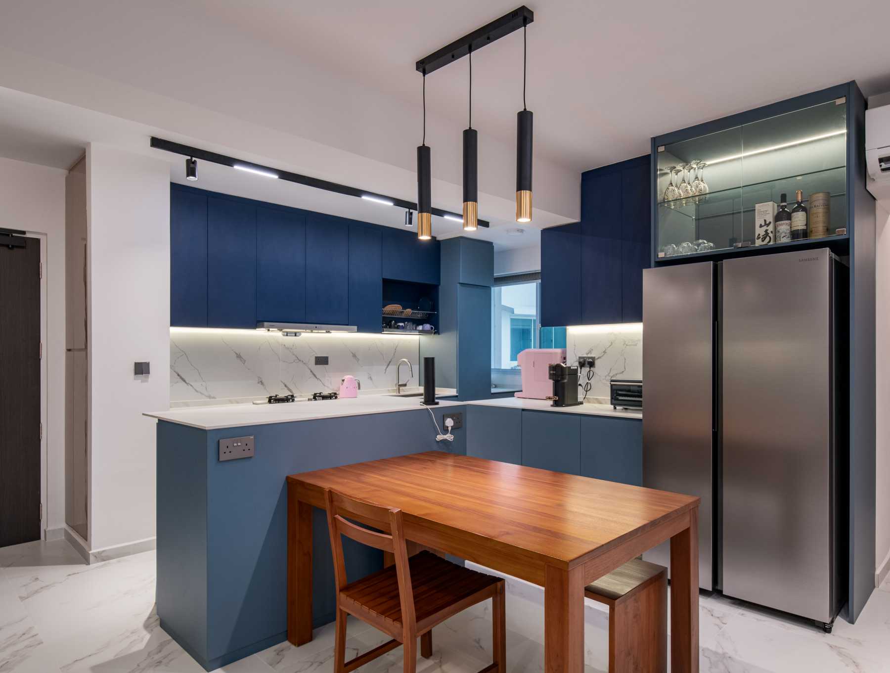 Contemporary Dining Room with Drop Light and Kitchen Island