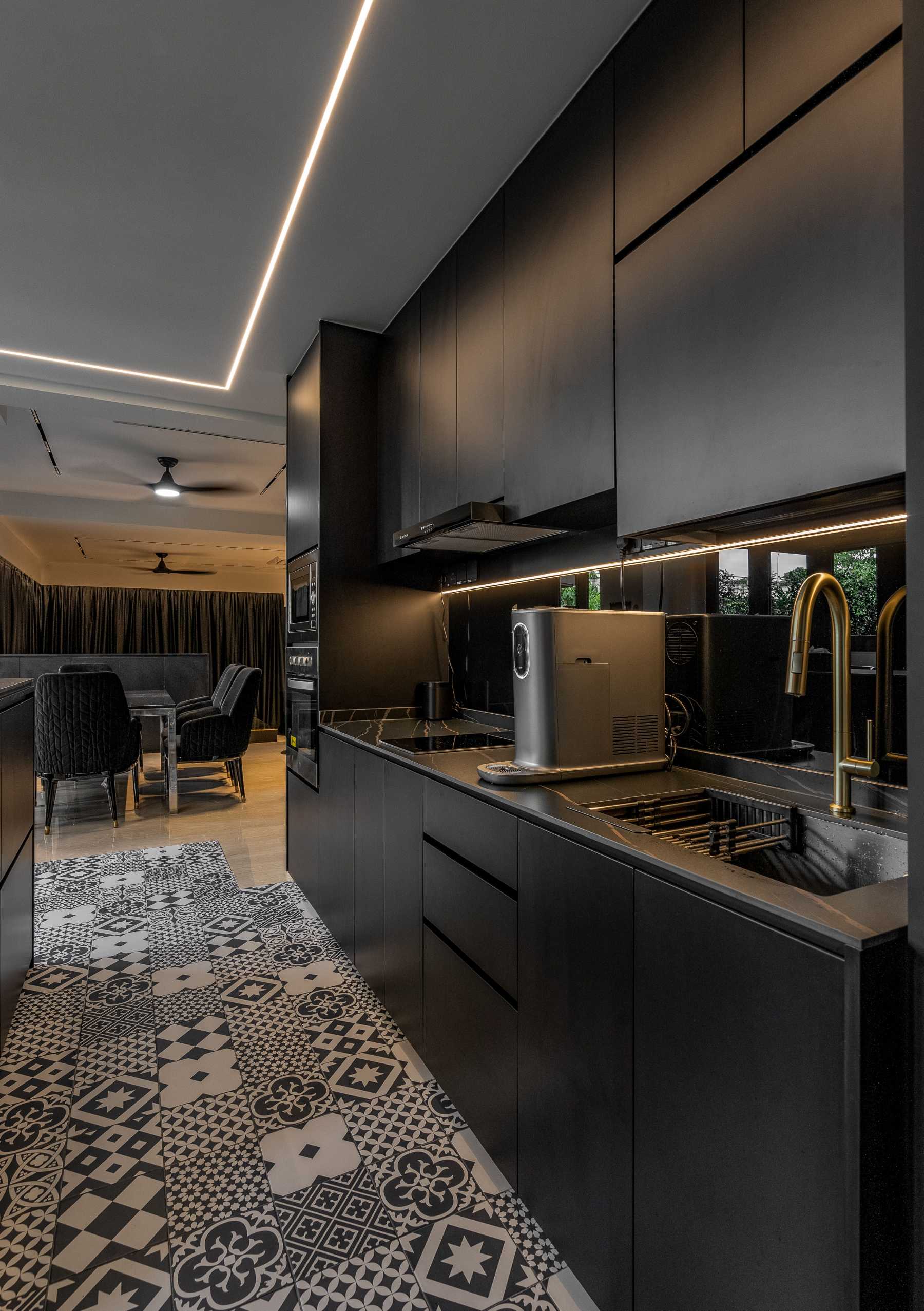 Modern Kitchen with Countertop and Mosaic