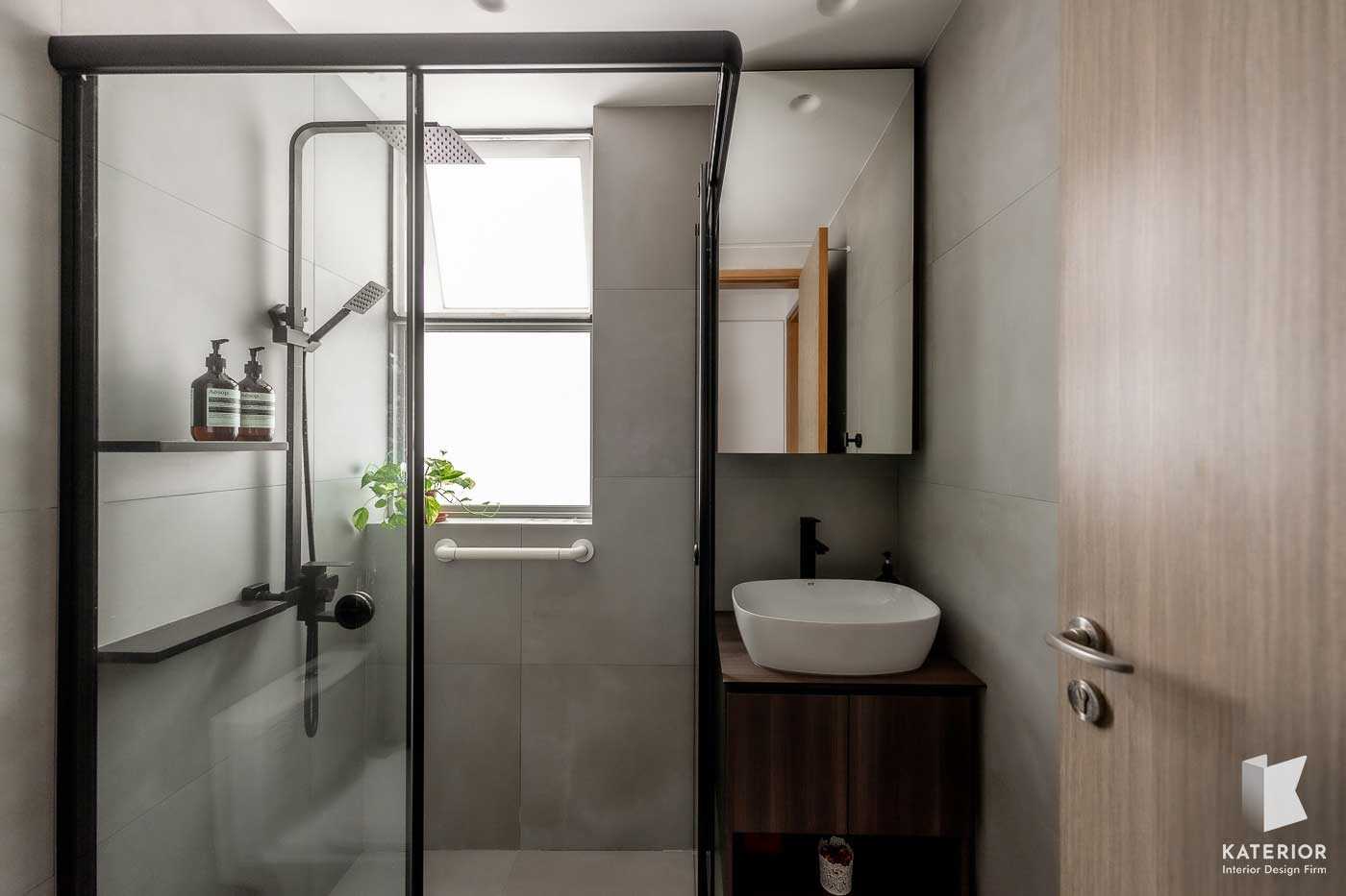 Contemporary Bathroom with Shower Screen and Rainshower