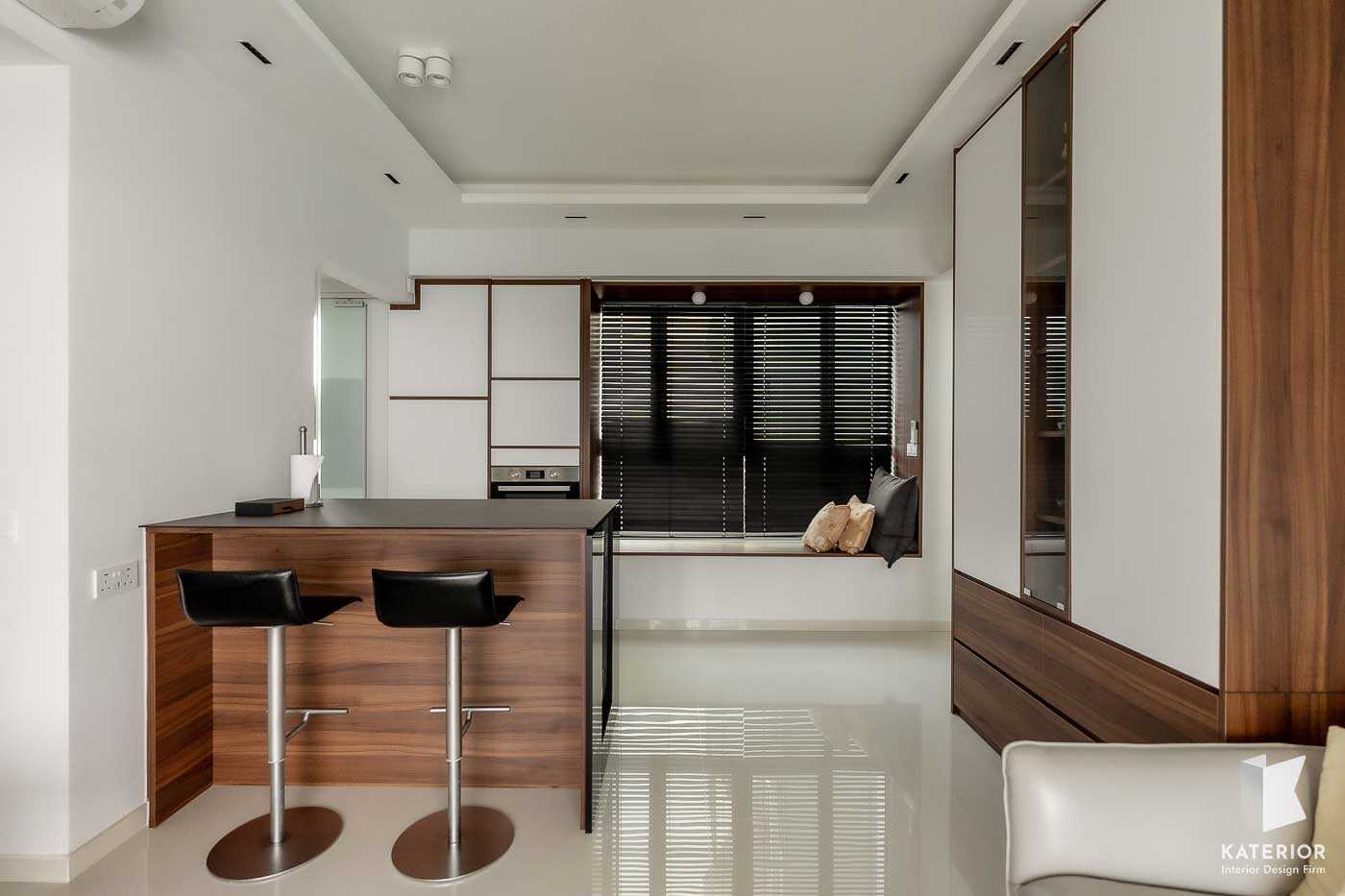 Contemporary Dining Room with Cove Lighting and Dining Table