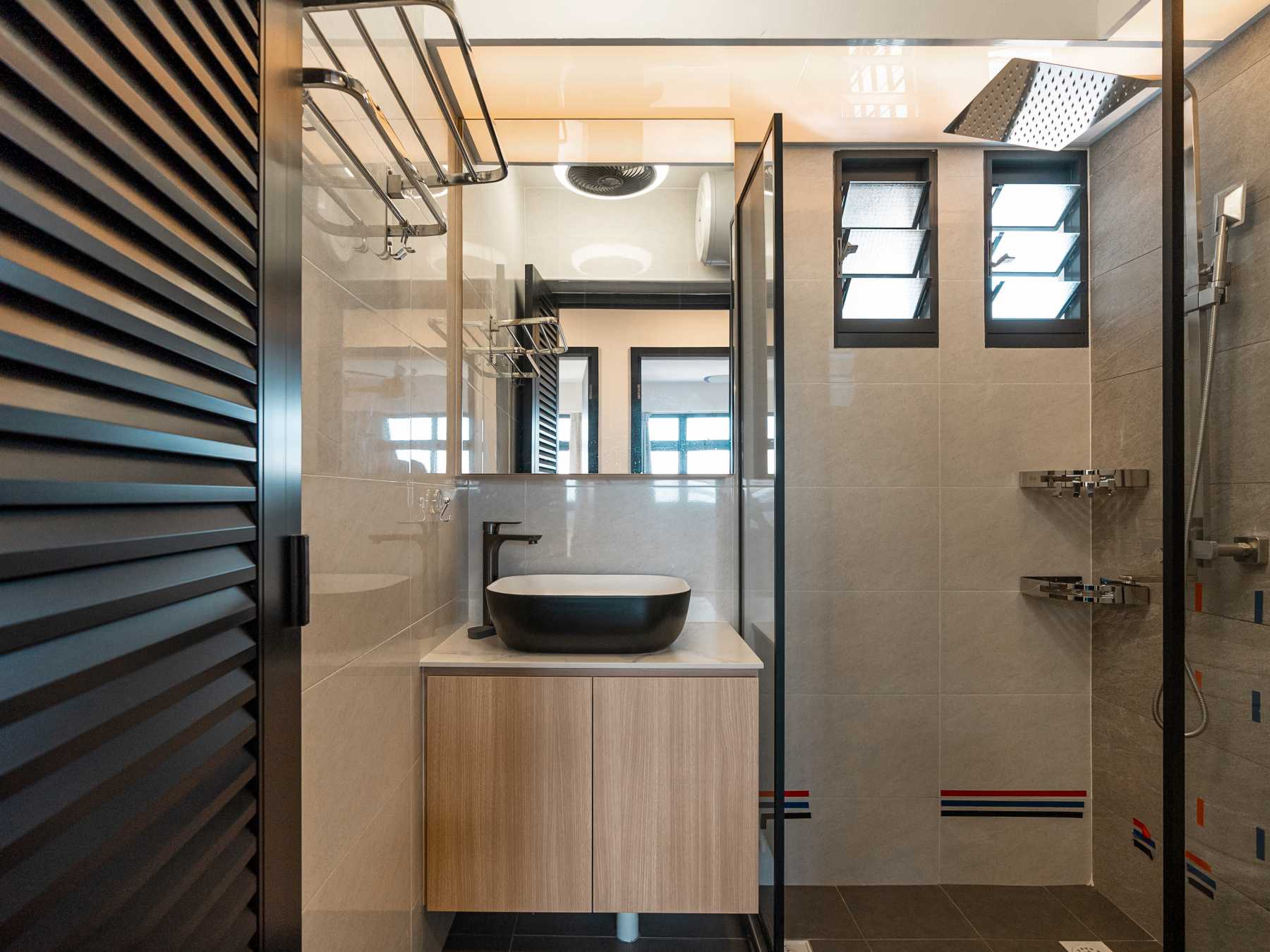 Contemporary Bathroom with Mirror and Vanity Counter