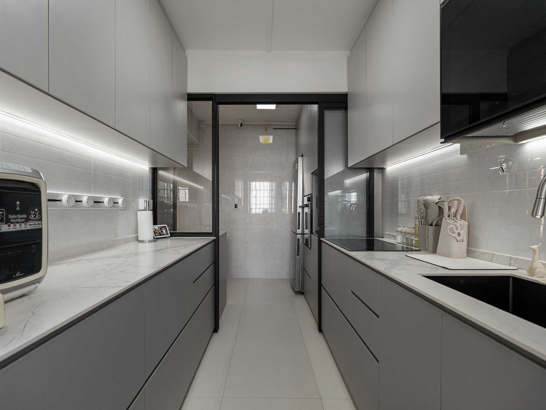 Contemporary Kitchen with Homogeneous Tiles and Open Kitchen