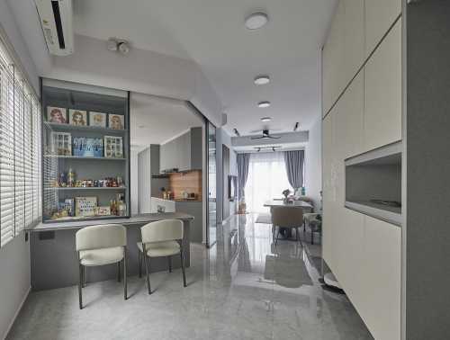 Modern Entryway at 28 Bayshore Road