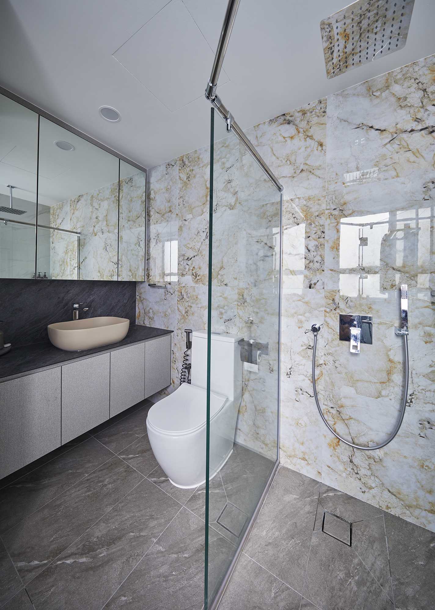 Modern Bathroom with Herringbone Tiling and Granite Floor