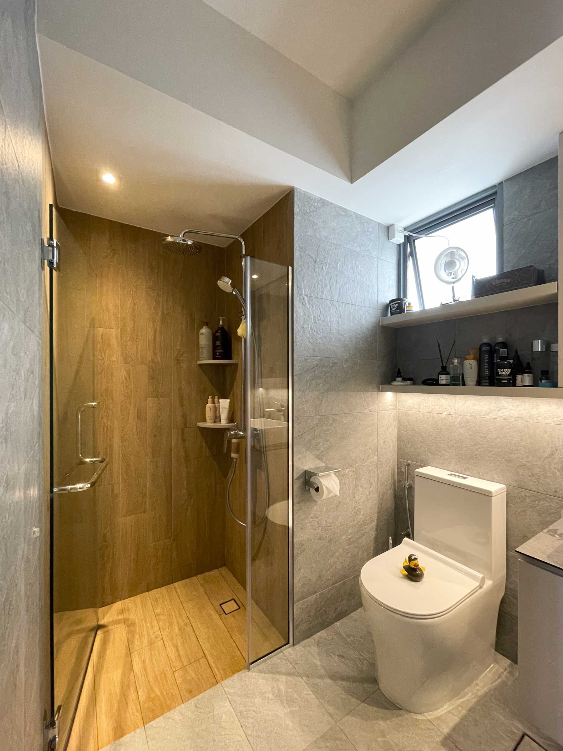 Scandinavian Bathroom with Vinyl Flooring and Cement Floor