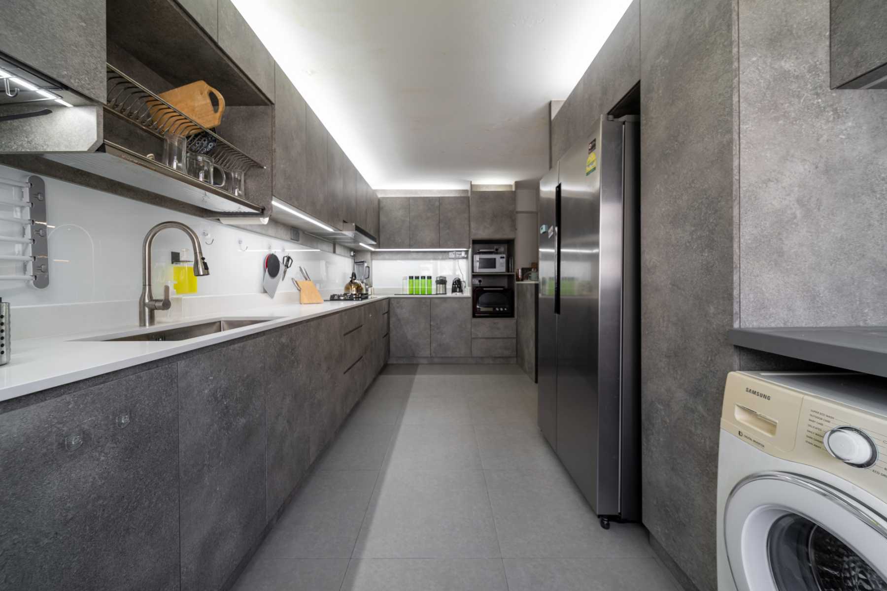 Contemporary Kitchen with Countertop and Kitchen Cabinets