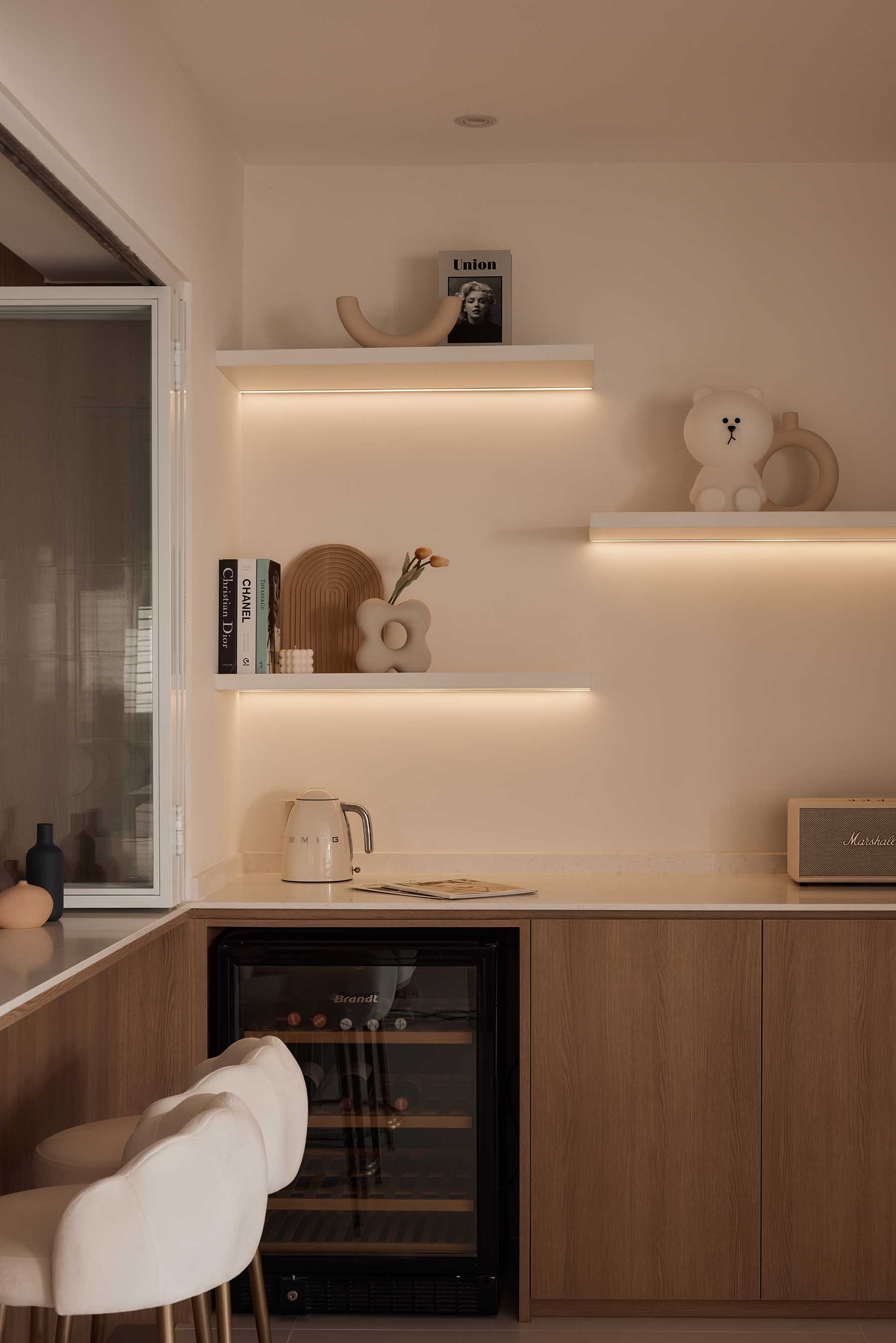 Minimalist Kitchen with Kitchen Island and Open Kitchen