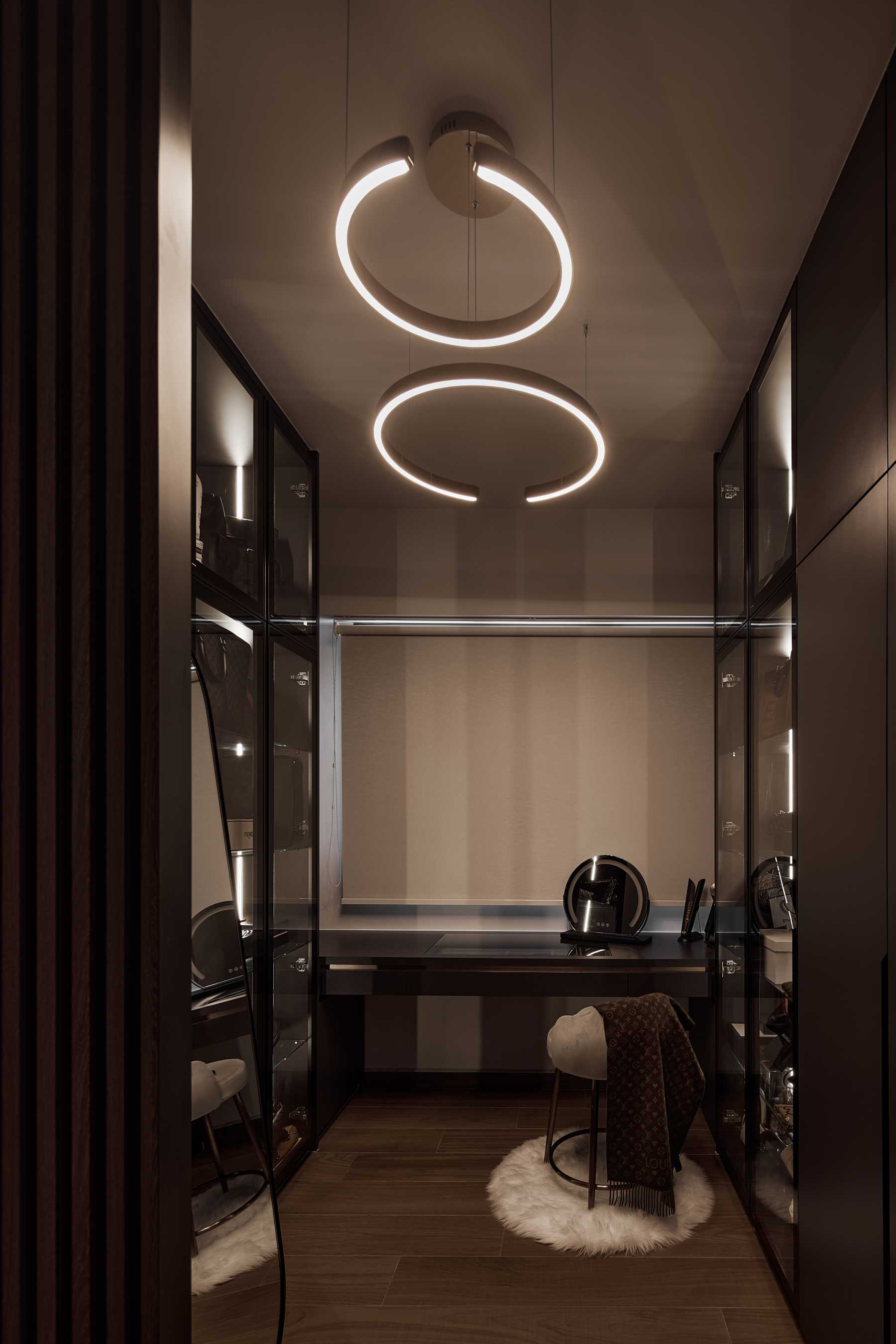 Minimalist Walk-in Wardrobe with Mirror and Wardrobe