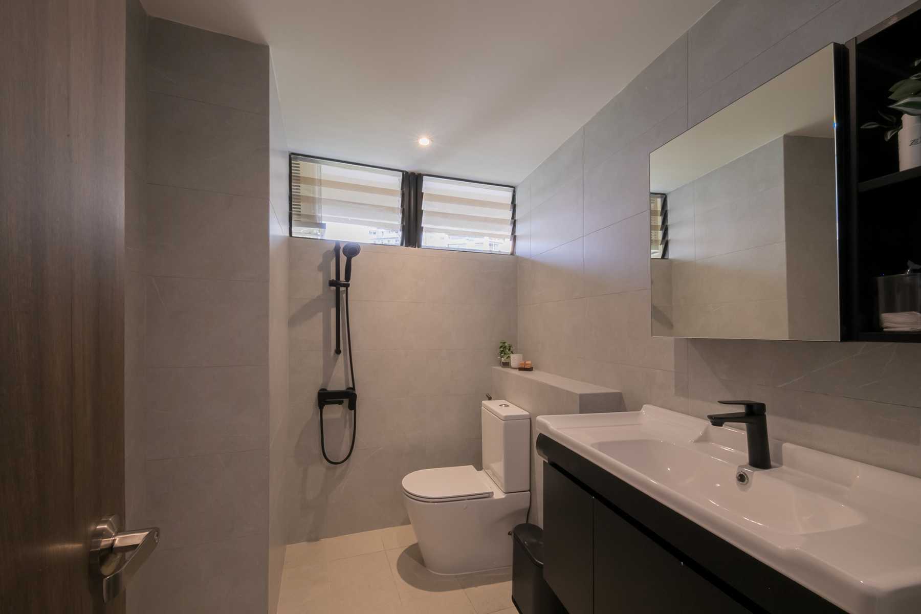 Contemporary Bathroom with Mirror and Bathroom Storage