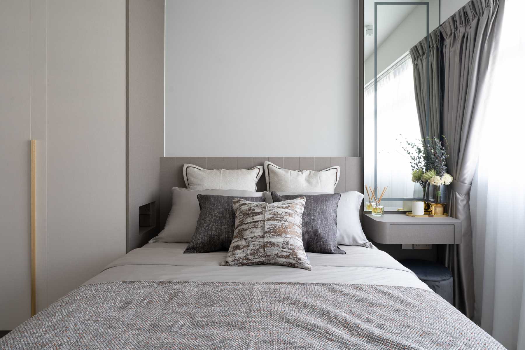 Contemporary Bedroom with Homogeneous Tiles and Parquet Floor