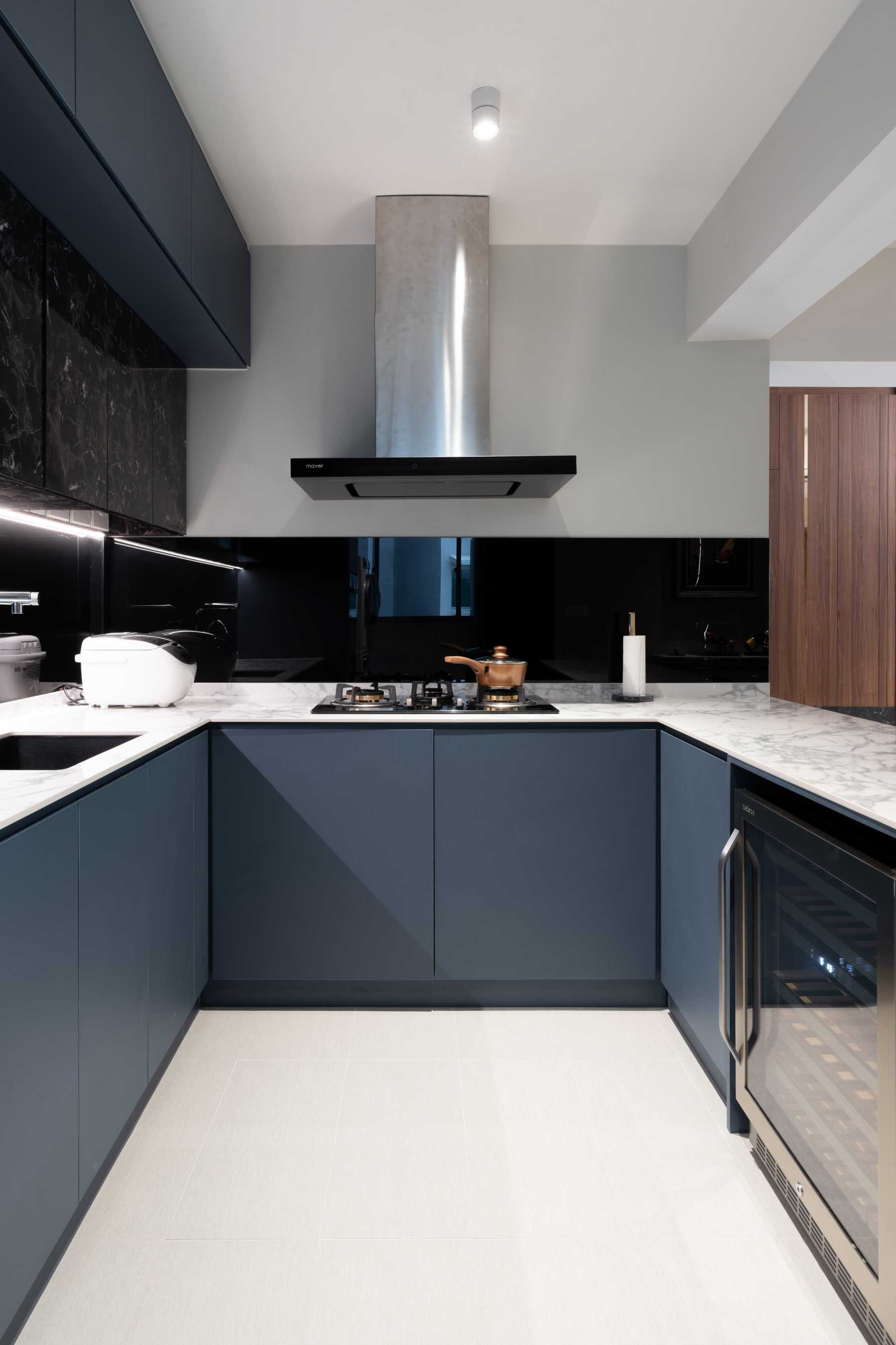 Contemporary Kitchen with Vinyl Flooring and Homogeneous Tiles