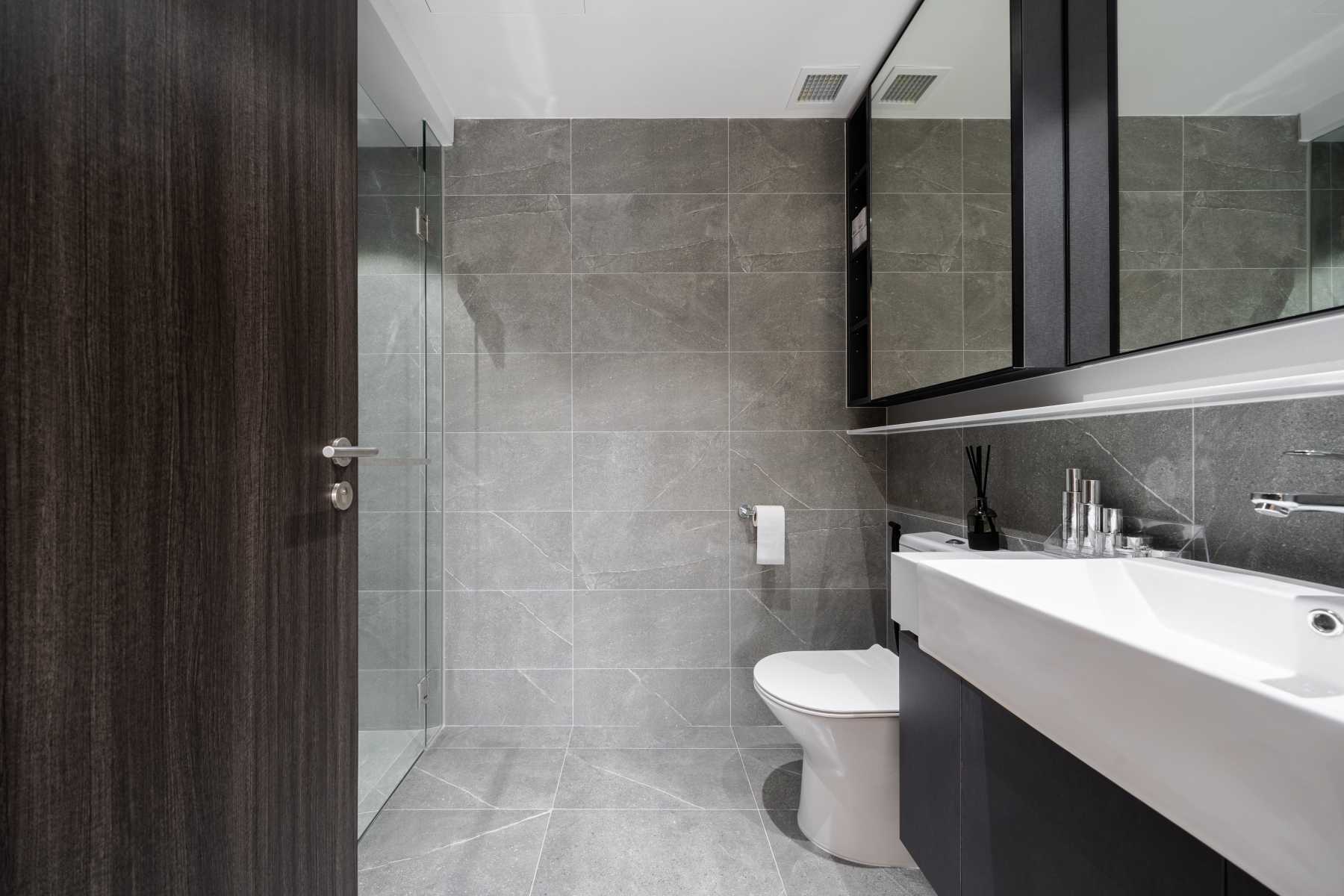 Contemporary Bathroom with Homogeneous Tiles and Mirror