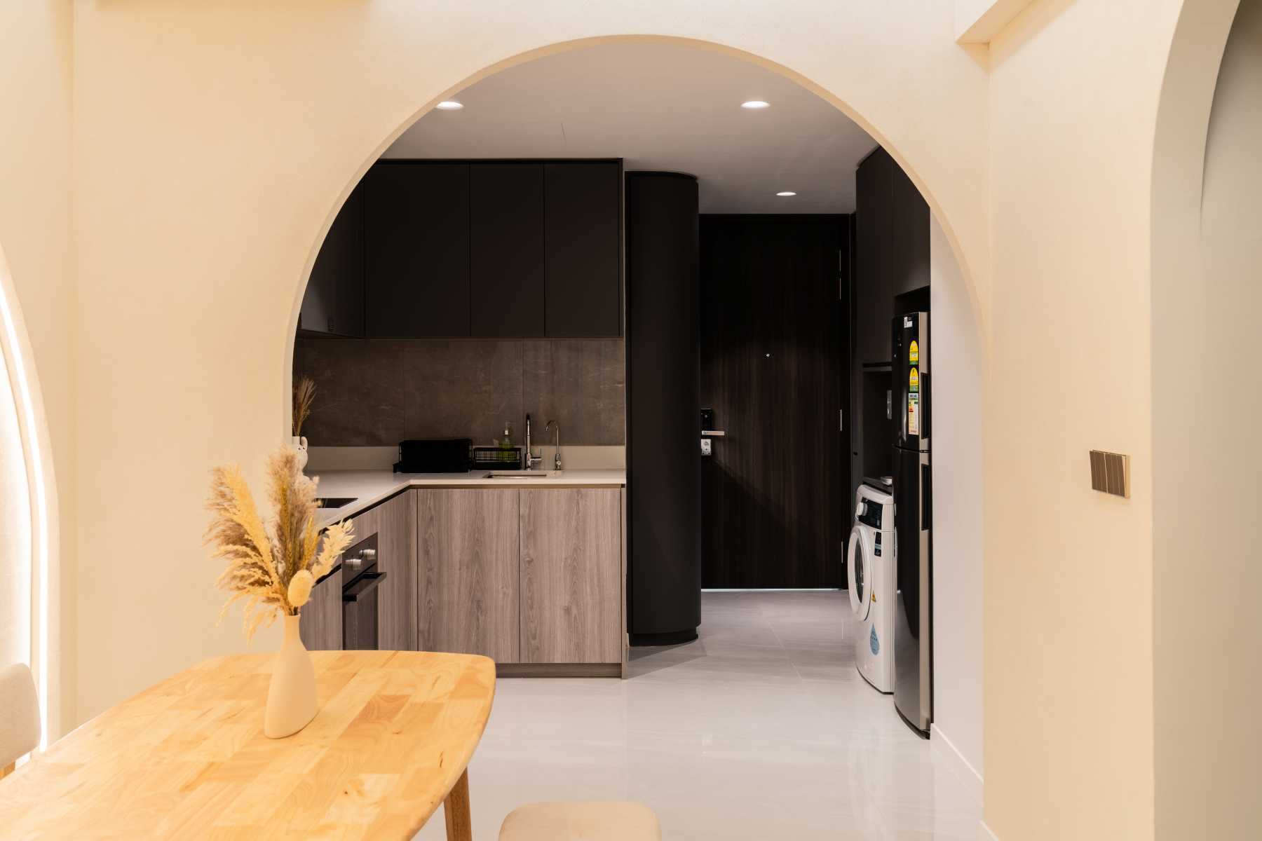 Contemporary Kitchen with Open Kitchen and Kitchen Accessories