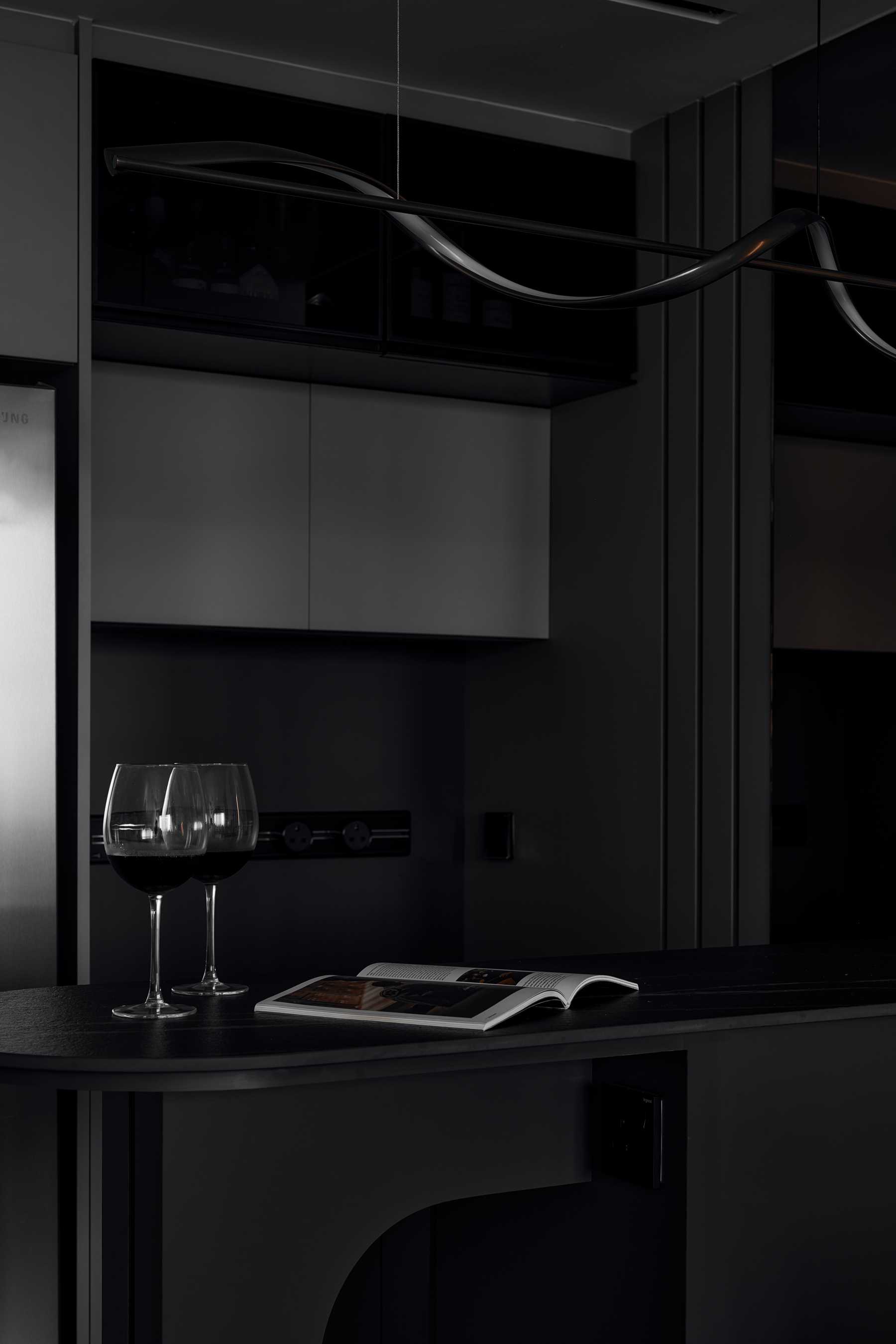 Modern Kitchen with Open Kitchen and Breakfast Counter