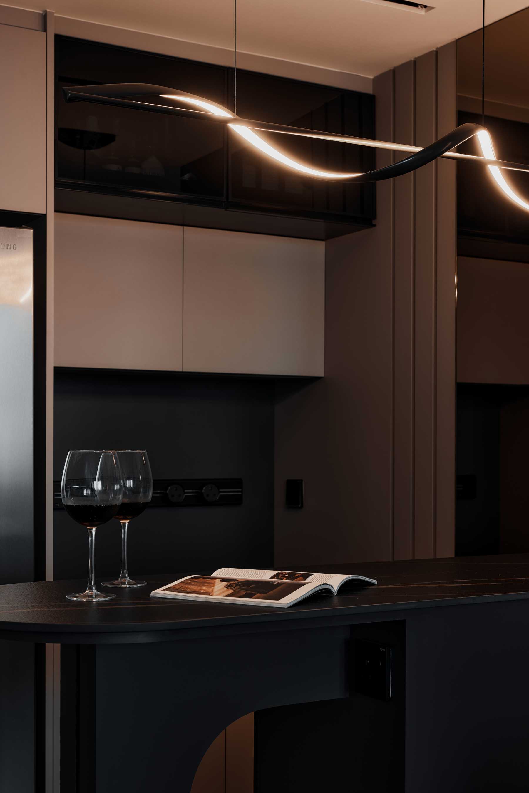 Modern Kitchen with Open Kitchen and Breakfast Counter