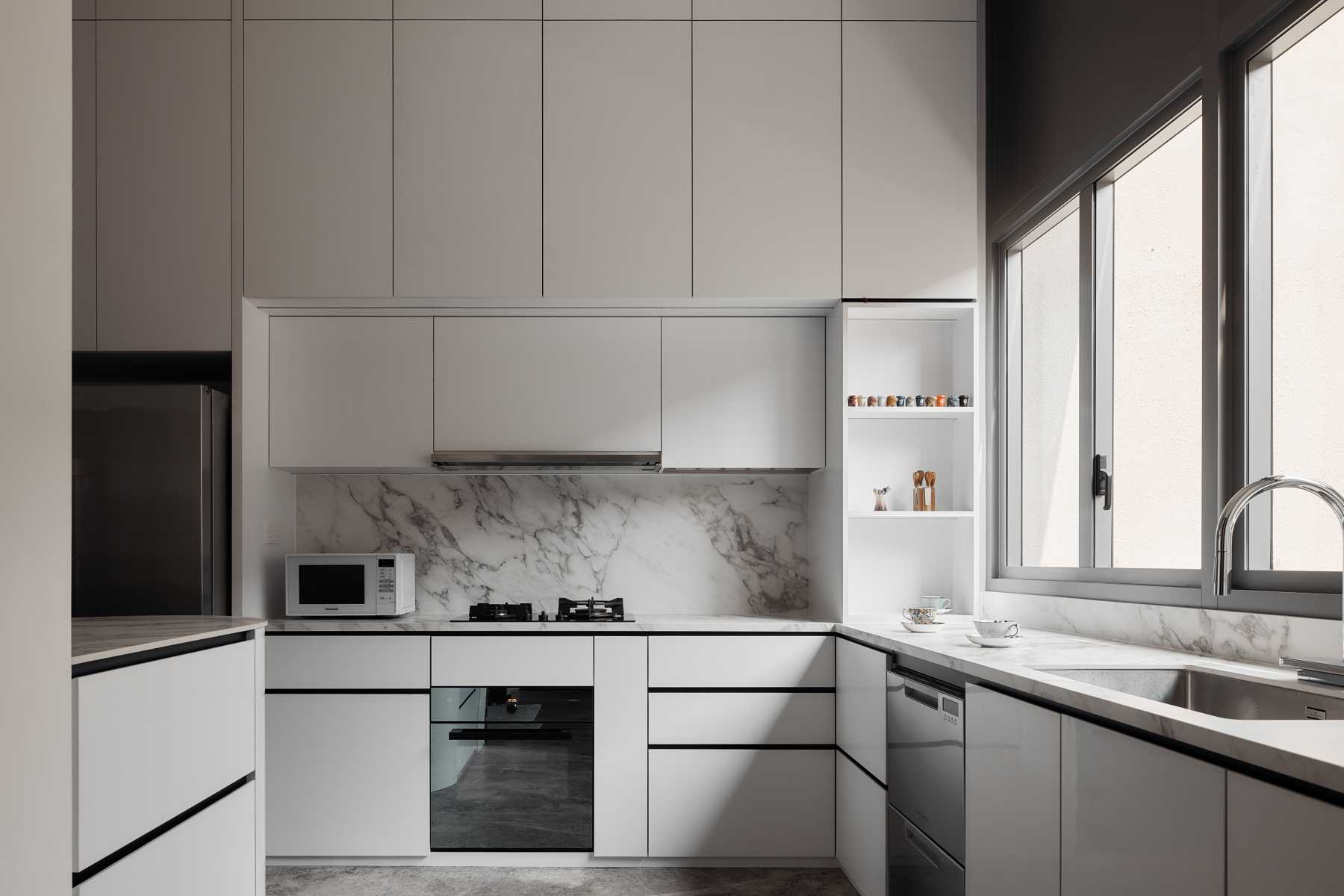 Modern Kitchen with Kitchen Island and Kitchen Backsplash
