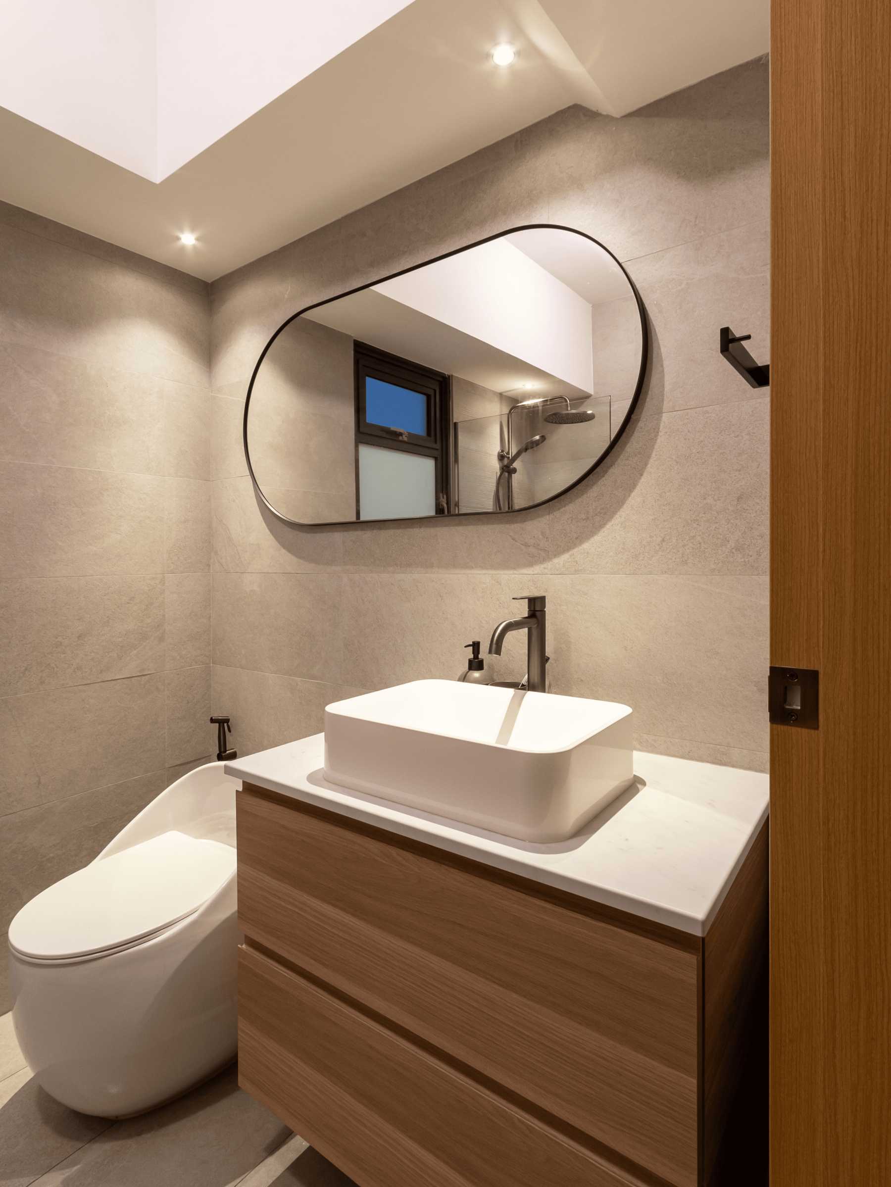Scandinavian Bathroom with Vinyl Flooring and Homogeneous Tiles
