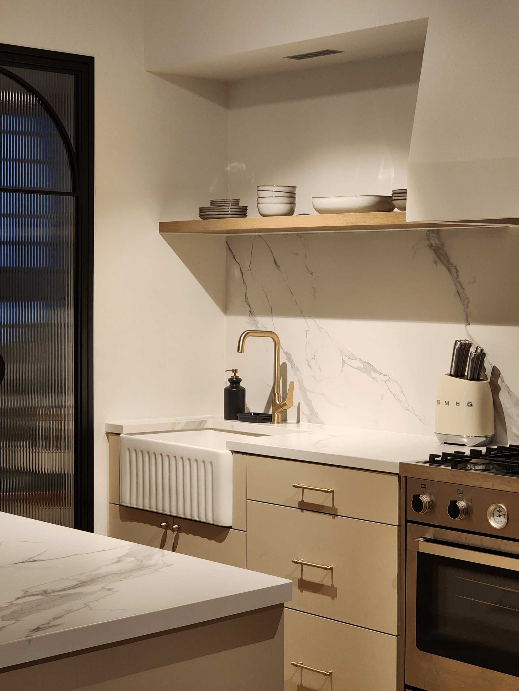 Scandinavian Kitchen with Vinyl Flooring and Homogeneous Tiles