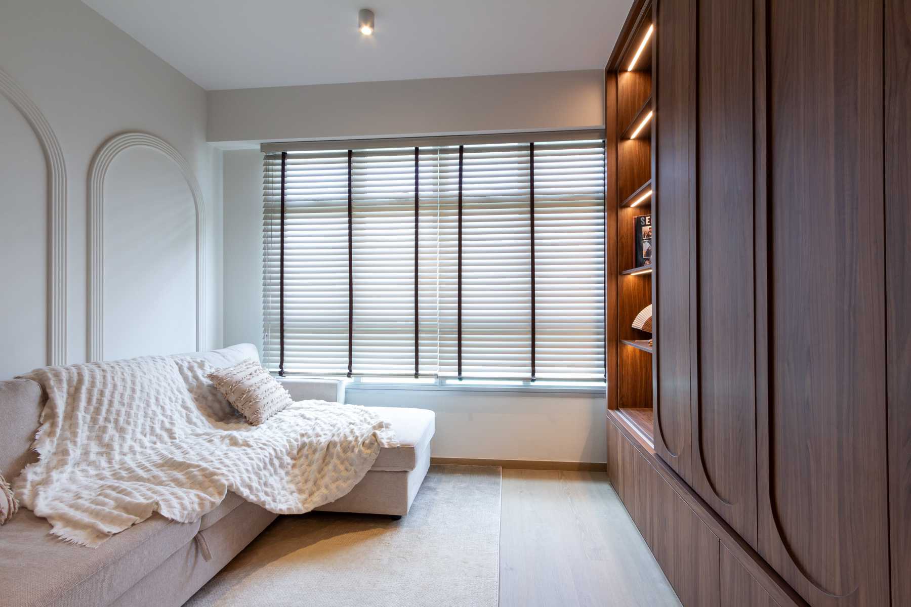 Minimalist Living Room with Vinyl Flooring and Homogeneous Tiles