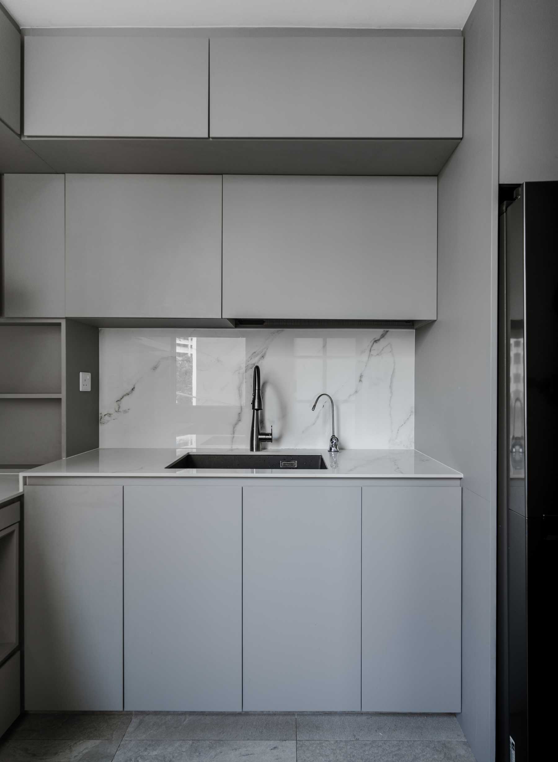 Contemporary Kitchen with Kitchen Tap and Kitchen Cabinets
