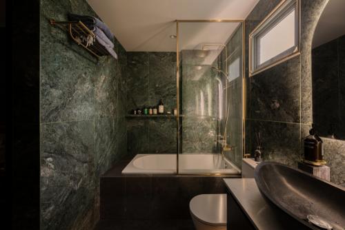 Modern Bathroom at Watercolour