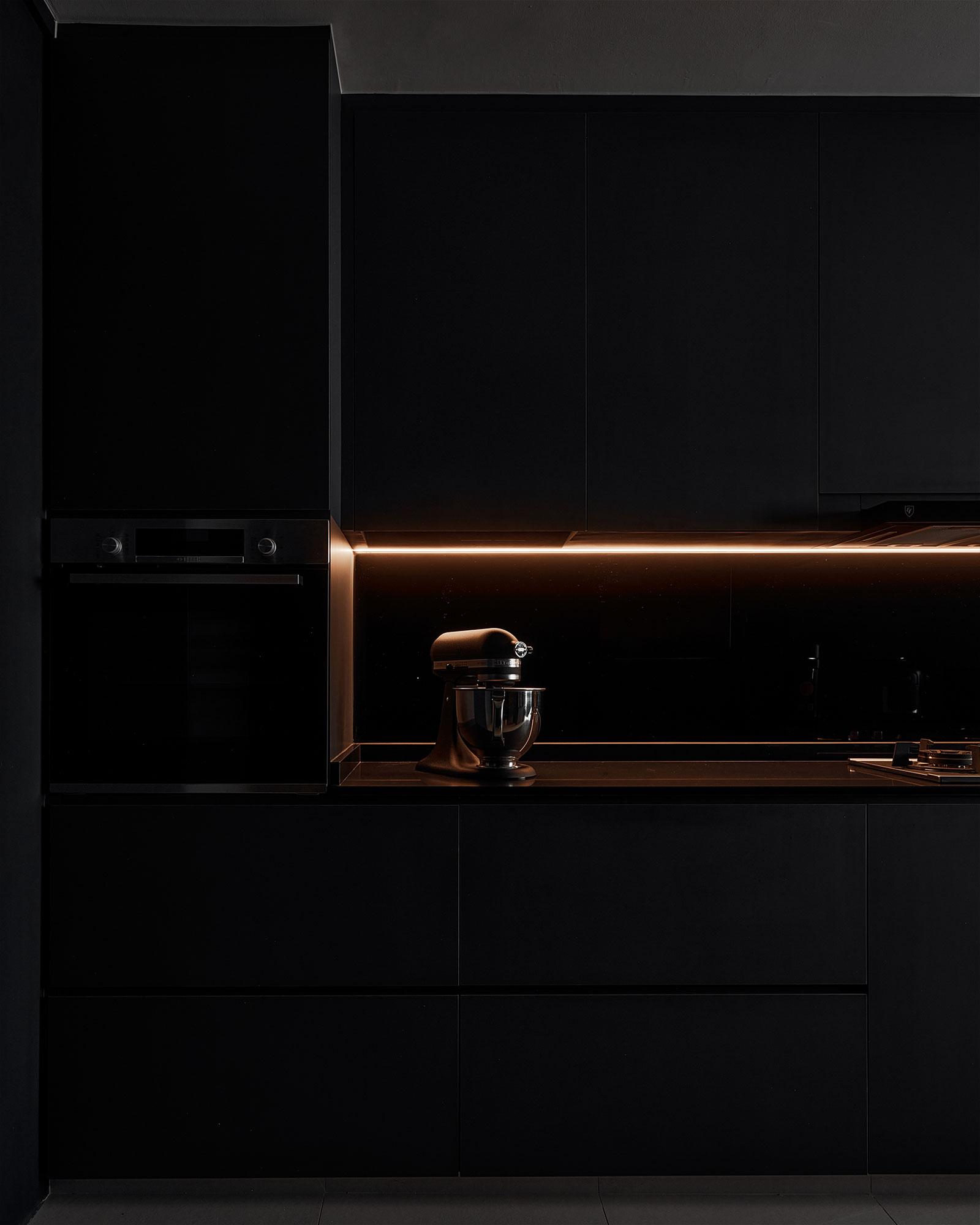 Contemporary Kitchen with Countertop and Homogeneous Tiles