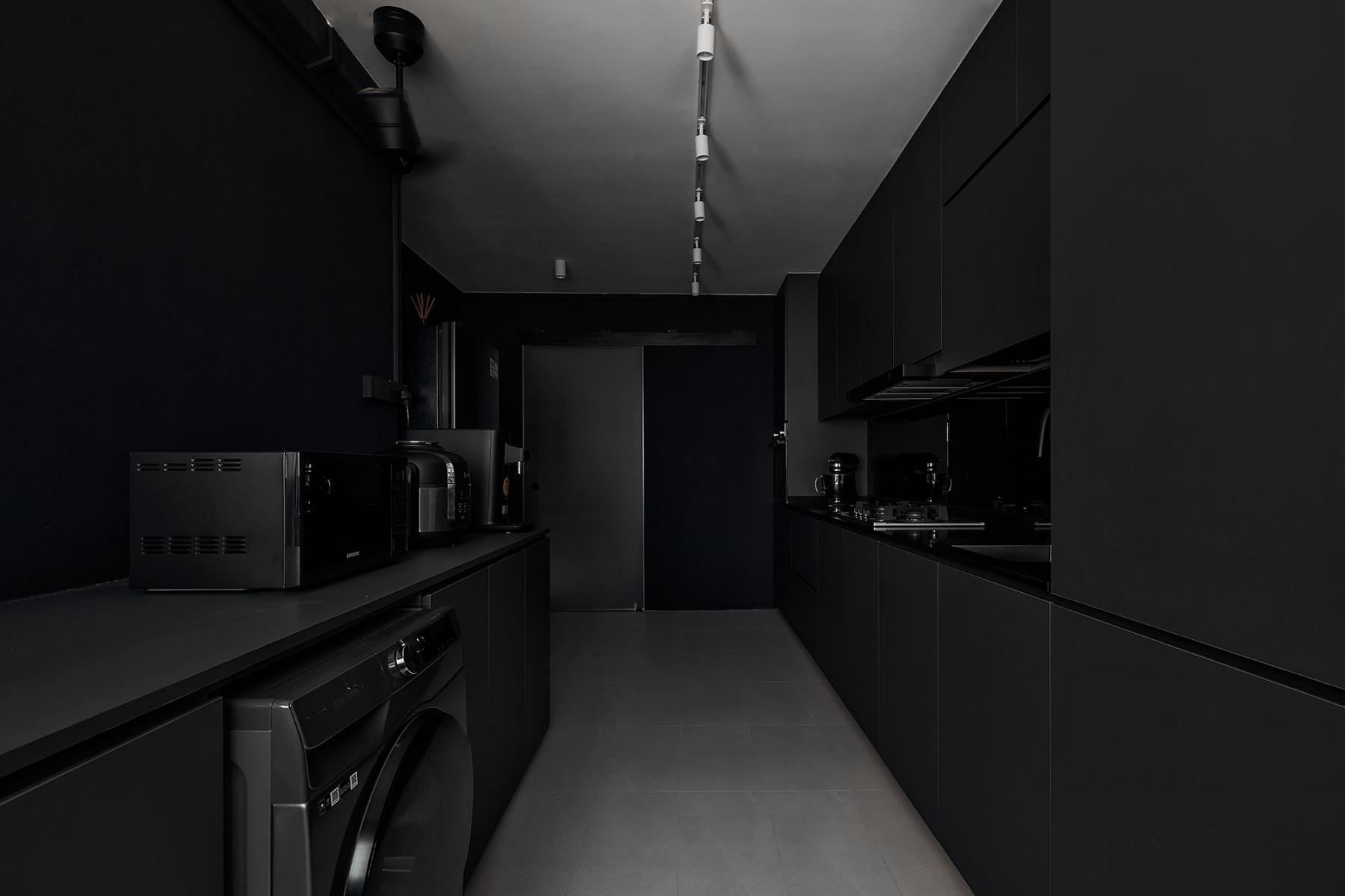Contemporary Kitchen with Homogeneous Tiles and Kitchen Cabinets
