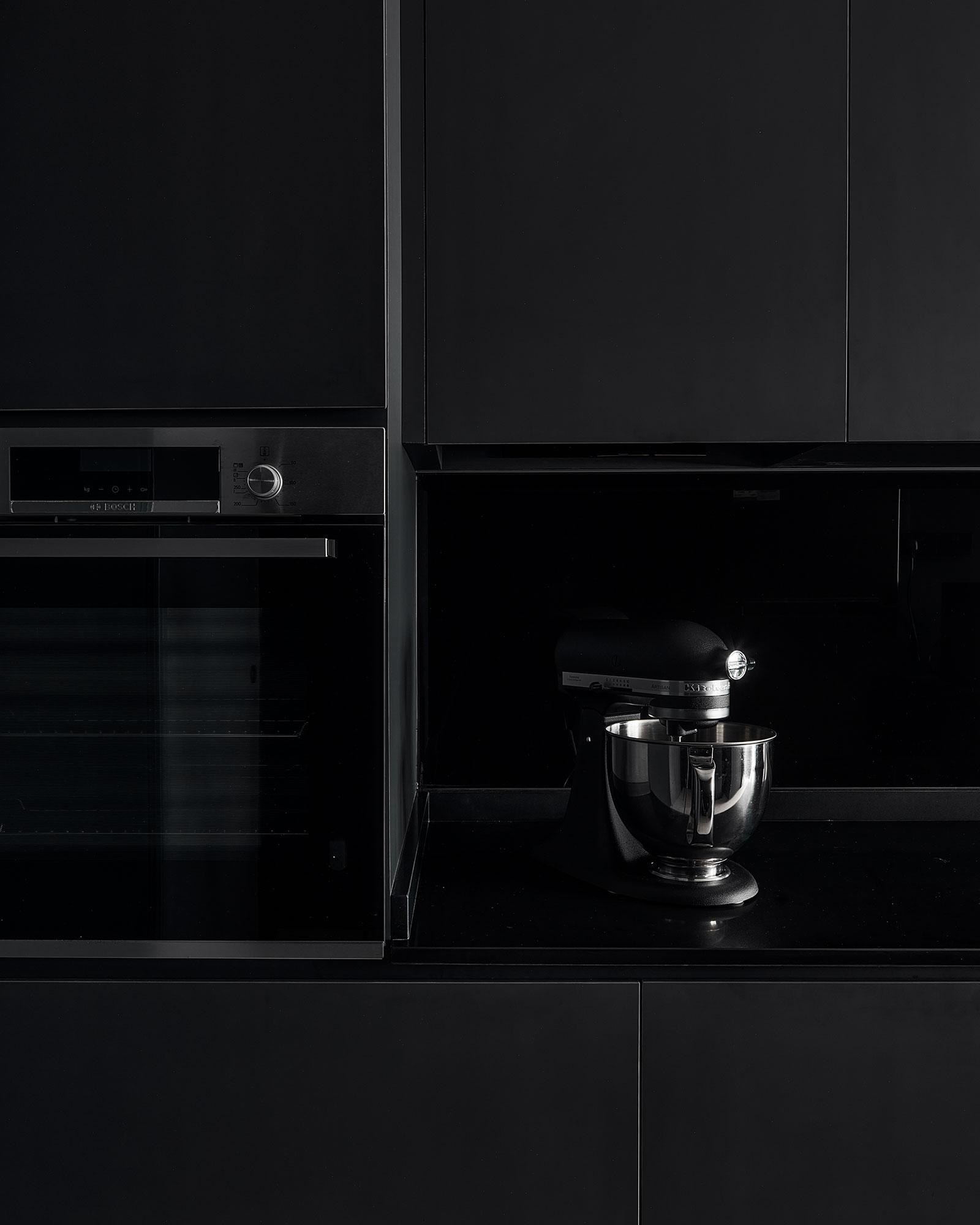 Contemporary Kitchen with Countertop and Kitchen Backsplash