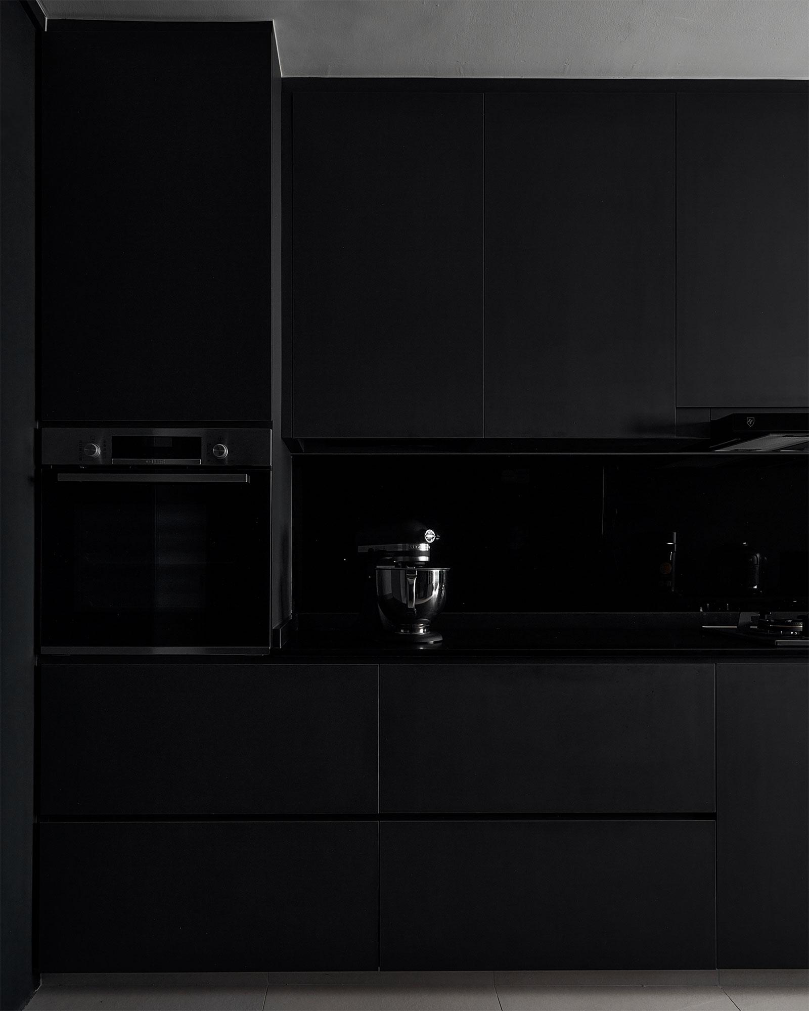 Contemporary Kitchen with Countertop and Kitchen Backsplash