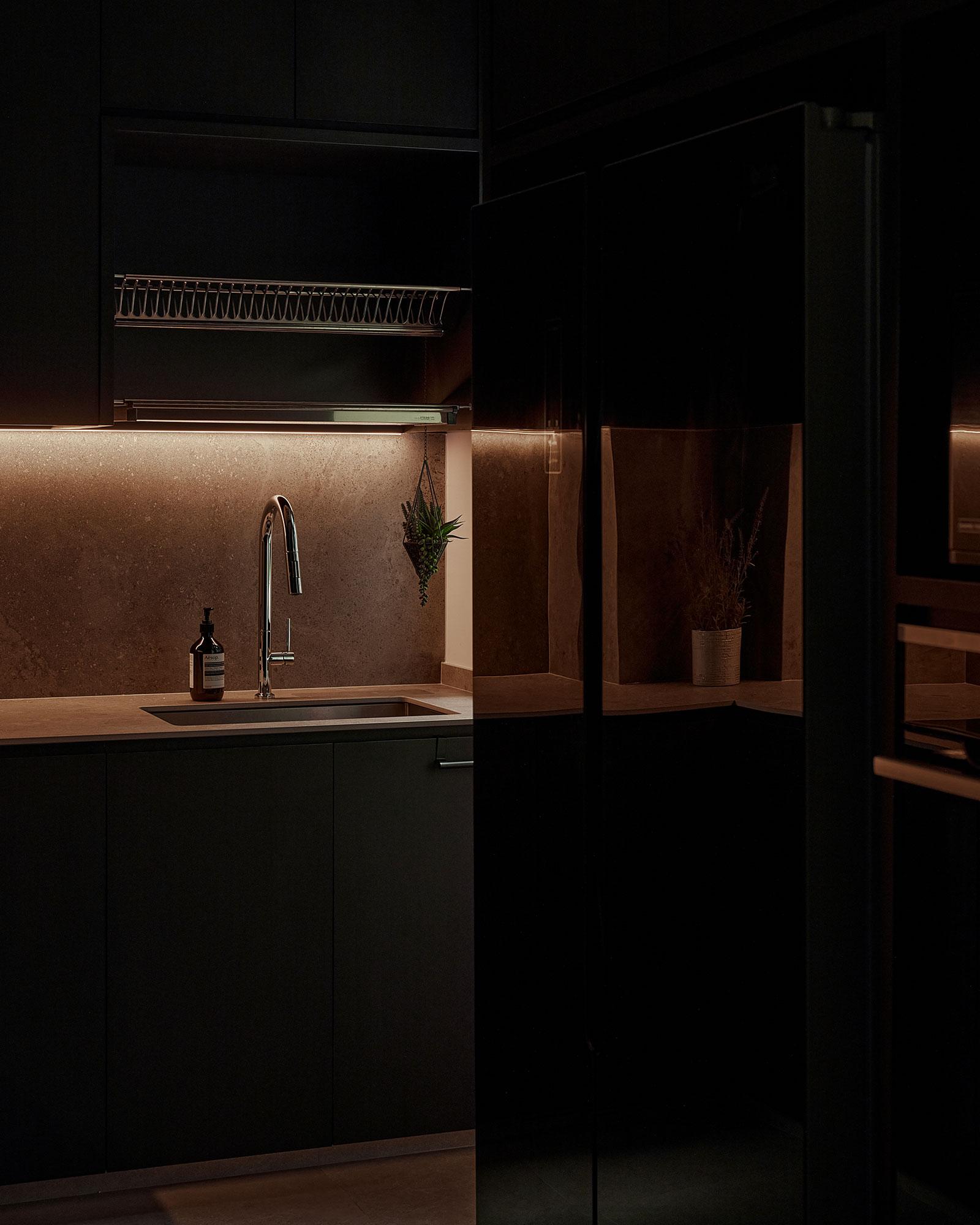 Contemporary Kitchen with Countertop and Homogeneous Tiles