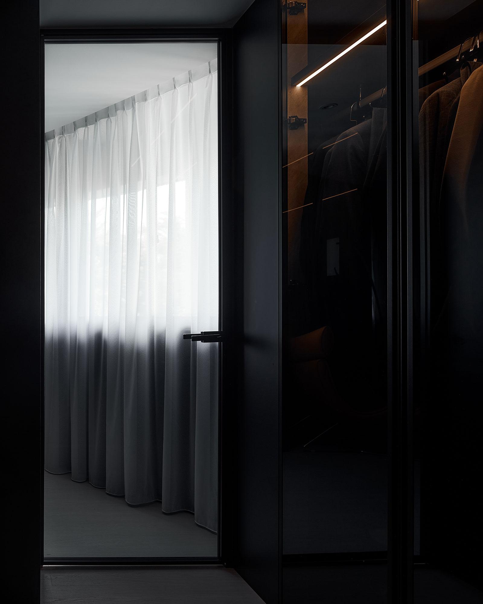 Contemporary Walk-in Wardrobe with Mirror and Wardrobe