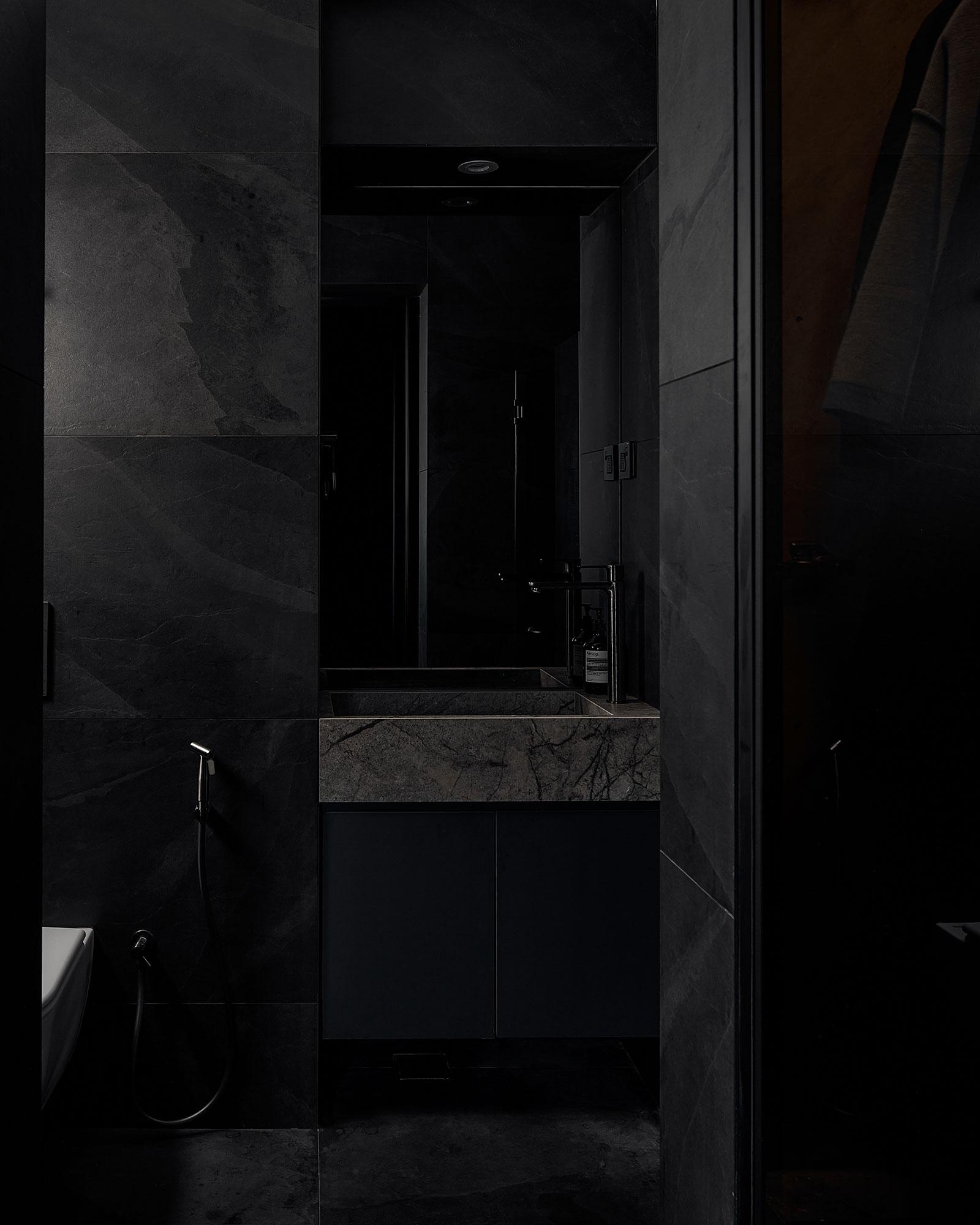 Contemporary Bathroom with Countertop and Homogeneous Tiles