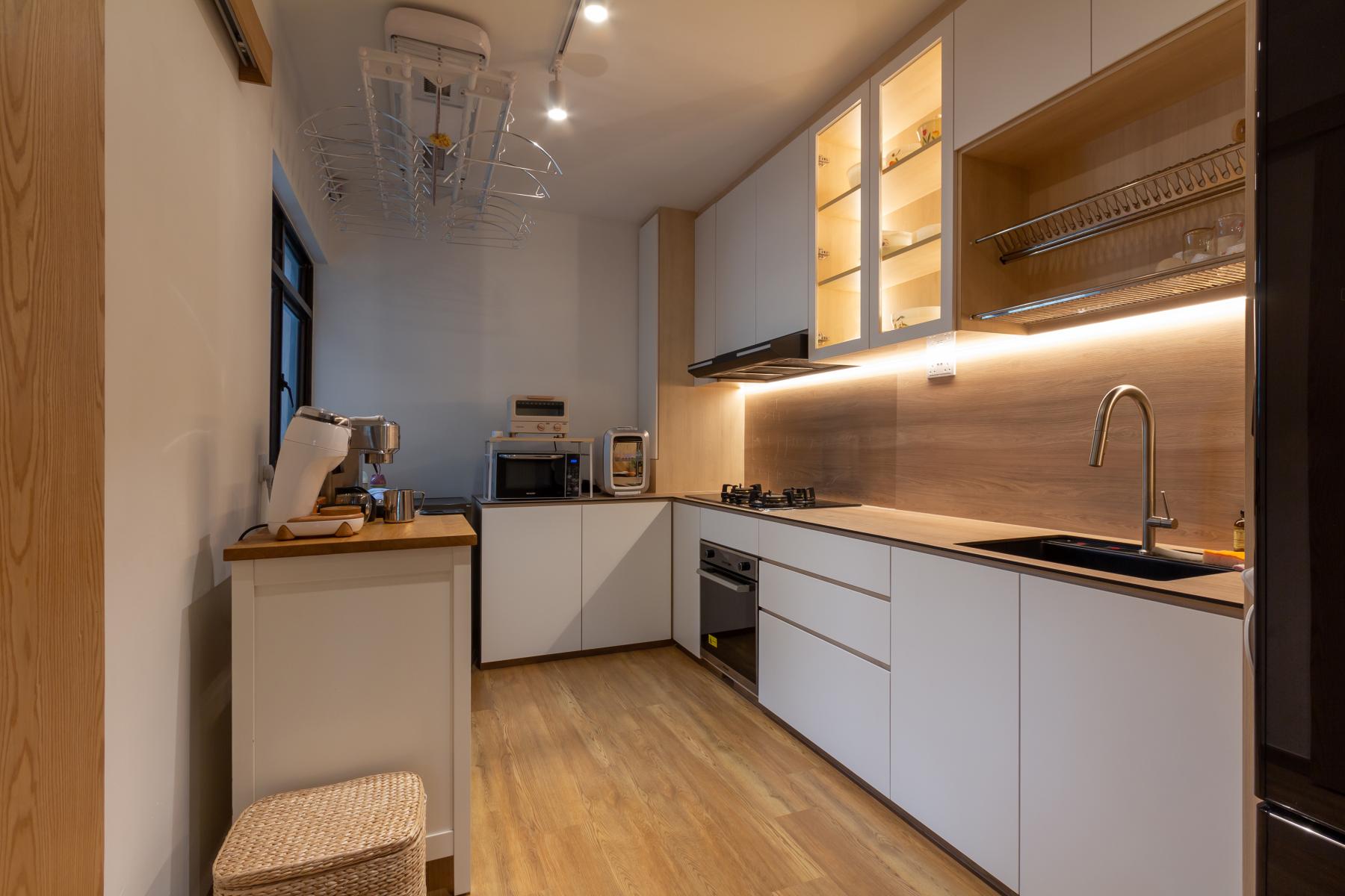 Asian Kitchen with Vinyl Flooring and Homogeneous Tiles