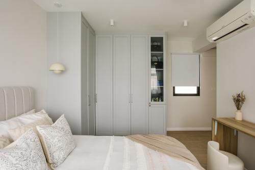 Modern Bedroom at 278A Compassvale Bow