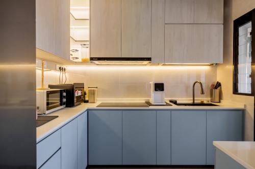 Minimalist Kitchen at 38B Eunos Road 2 #12-332
