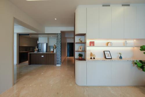 Contemporary Entryway at 370H Anchorage