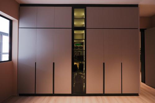 Contemporary Walk-in Wardrobe at 66 Mulberry
