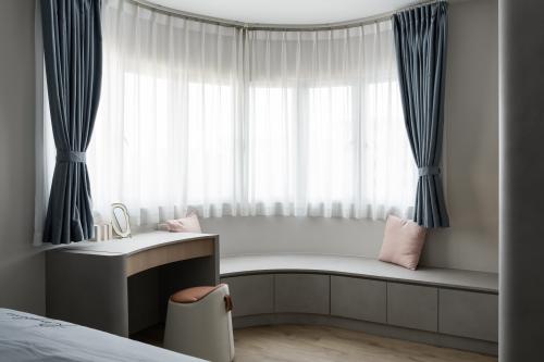 Contemporary Bedroom at Jalan Bukit Merah